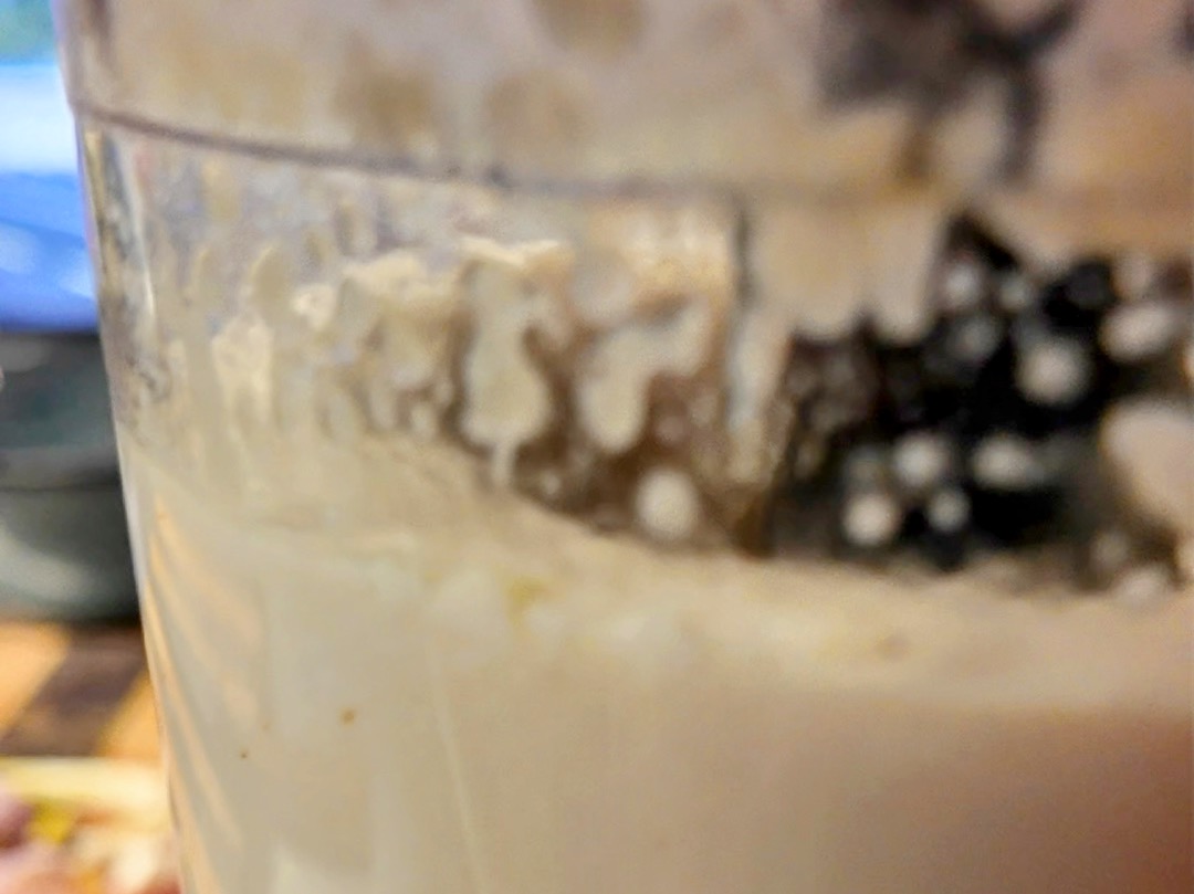 Schritt 1: Schalotte marinieren und Tofu für Tomaten-Gurken Salat mit Sesam-Seiden Tofu Dressing zubereiten 