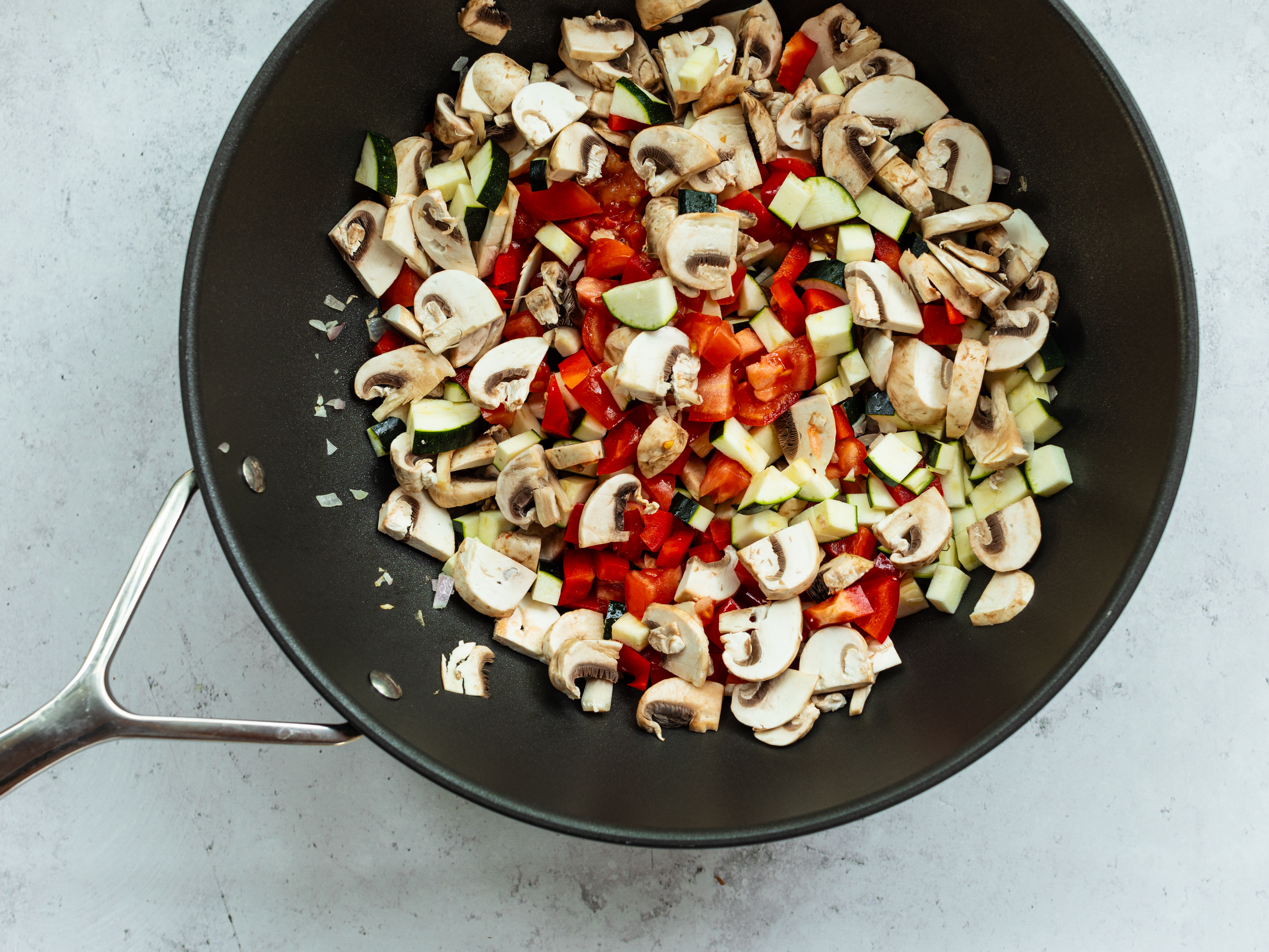 Schritt 2: In einer Pfanne das Olivenöl erhitzen, die Zwiebeln anbraten und dann das Gemüse beigeben und braten bis es weich ist