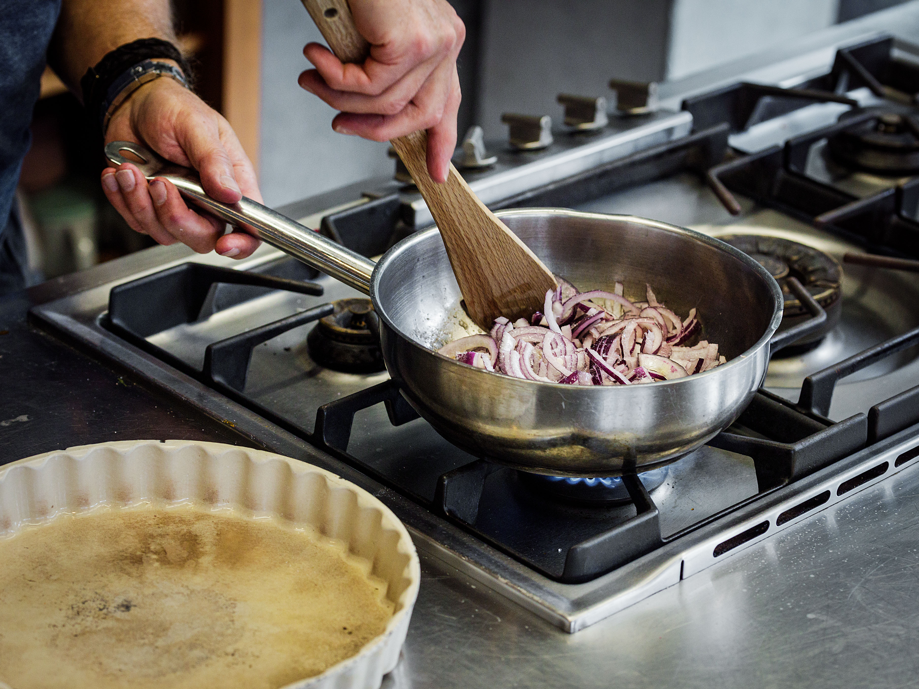 Schritt 2: Zwiebeln für Karamellisierte Tomaten-Tarte-Tatin karamellisieren 