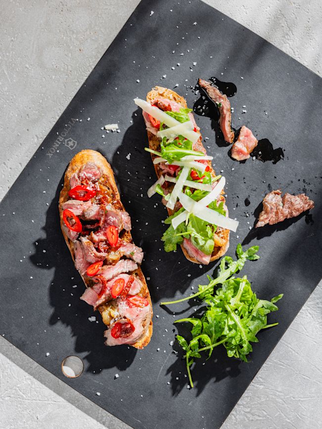 Gegrilltes Rib Eye Tagliata «Italien Style» auf konfiertem Knoblauchbrot Rezept Gegrilltes Rib Eye Tagliata «Italien Style» auf konfiertem Knoblauchbrot Rezept