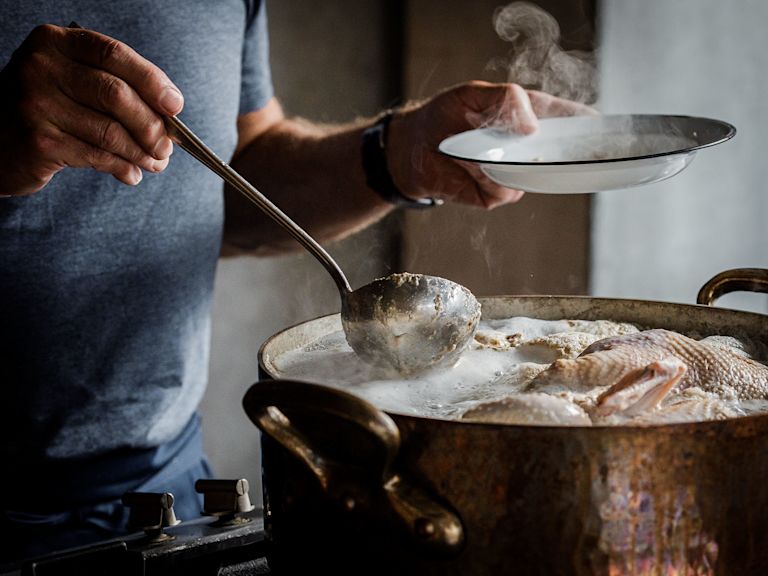 Schritt 1: Geflügelteile für Geflügelbouillon aufsetzen. Schritt 1: Geflügelteile für Geflügelbouillon aufsetzen.