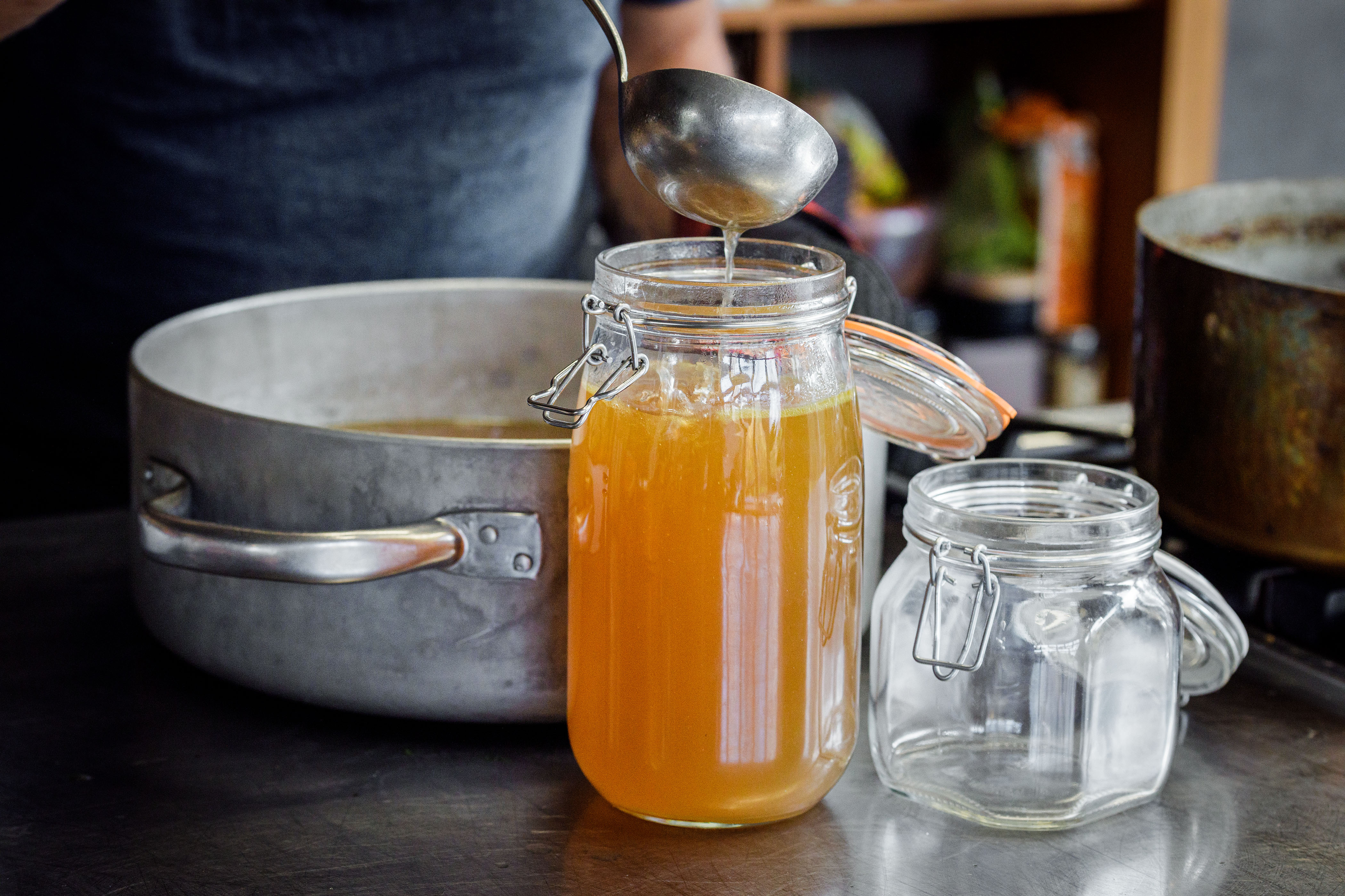 Schritt 4:  Geflügelbouillon abfüllen.