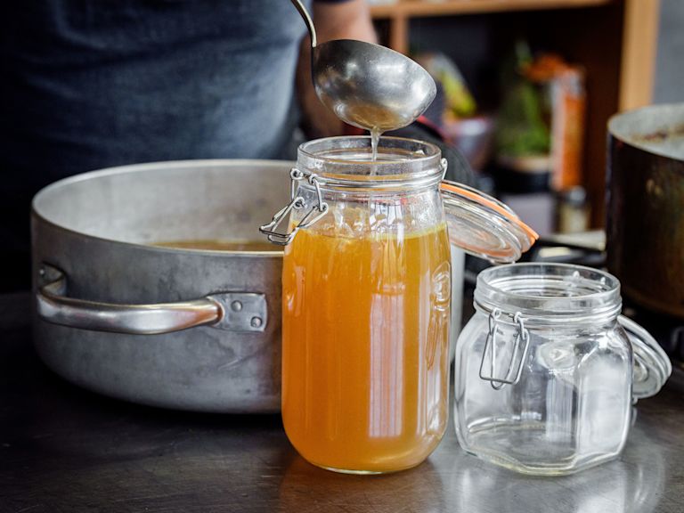 Schritt 4: Geflügelbouillon abfüllen. Schritt 4: Geflügelbouillon abfüllen.