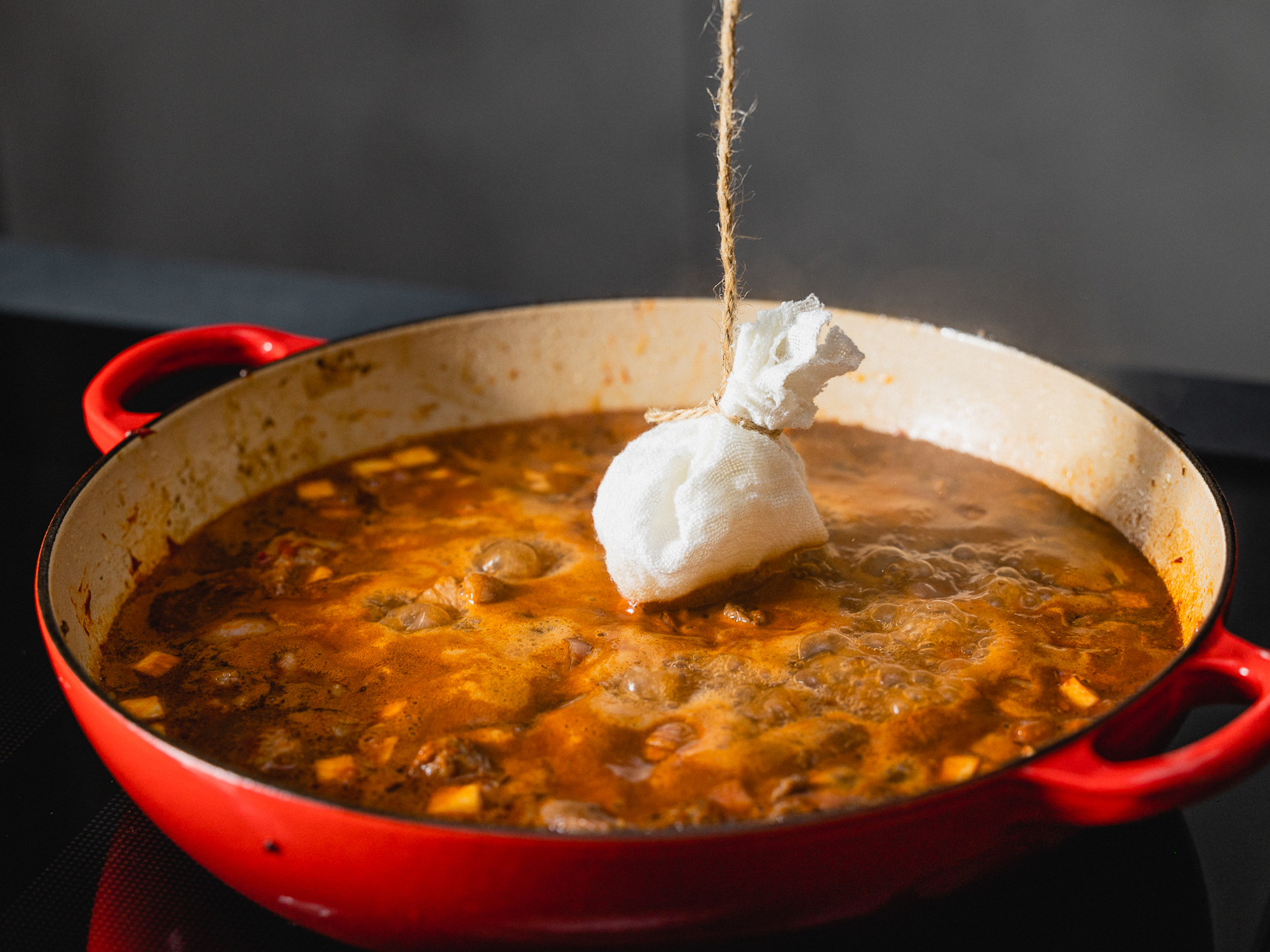 Schritt 2: Gewürzsäcklein beigeben und mit dem Deckel auf niederer Stufe ca. 3 Stunden schmoren lassen.  