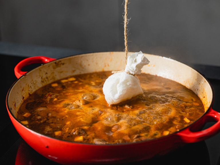 Schritt 2: Gewürzsäcklein beigeben und mit dem Deckel auf niederer Stufe ca. 3 Stunden schmoren lassen. Schritt 2: Gewürzsäcklein beigeben und mit dem Deckel auf niederer Stufe ca. 3 Stunden schmoren lassen.