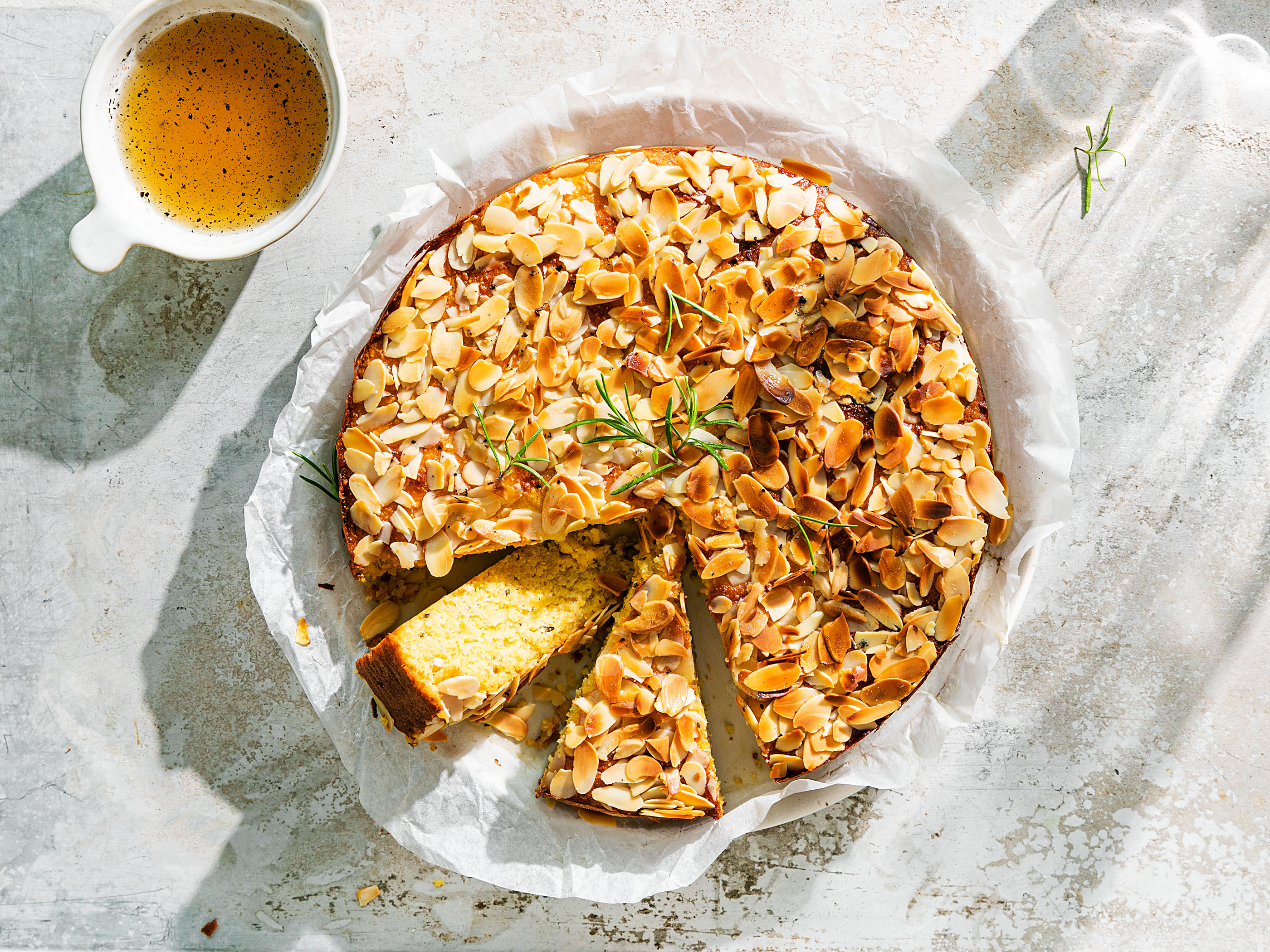 Schritt 4: Den Kuchen mit dem restlichen Sirup beträufeln und warm oder bei Zimmertemperatur servieren