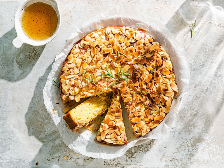 Schritt 4: Den Kuchen mit dem restlichen Sirup beträufeln und warm oder bei Zimmertemperatur servieren Schritt 4: Den Kuchen mit dem restlichen Sirup beträufeln und warm oder bei Zimmertemperatur servieren