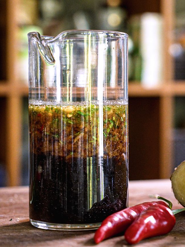 How To: Von der Asia Vinaigrette sollte man immer ein Fläschchen im Kühlschrank haben. How To: Von der Asia Vinaigrette sollte man immer ein Fläschchen im Kühlschrank haben.