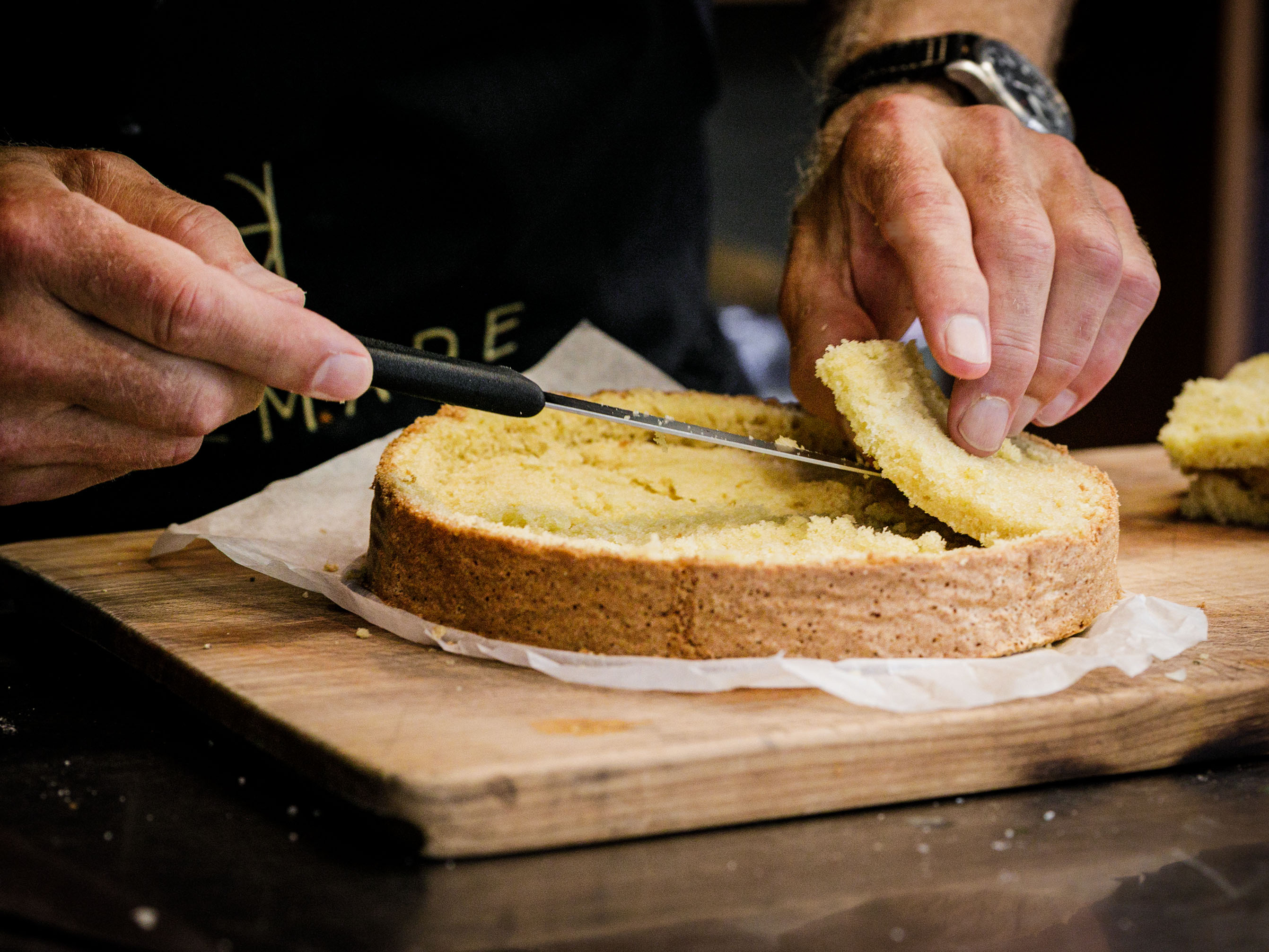 Schritt 5: Dann jeweils aus der Mitte die Krume herausschneiden