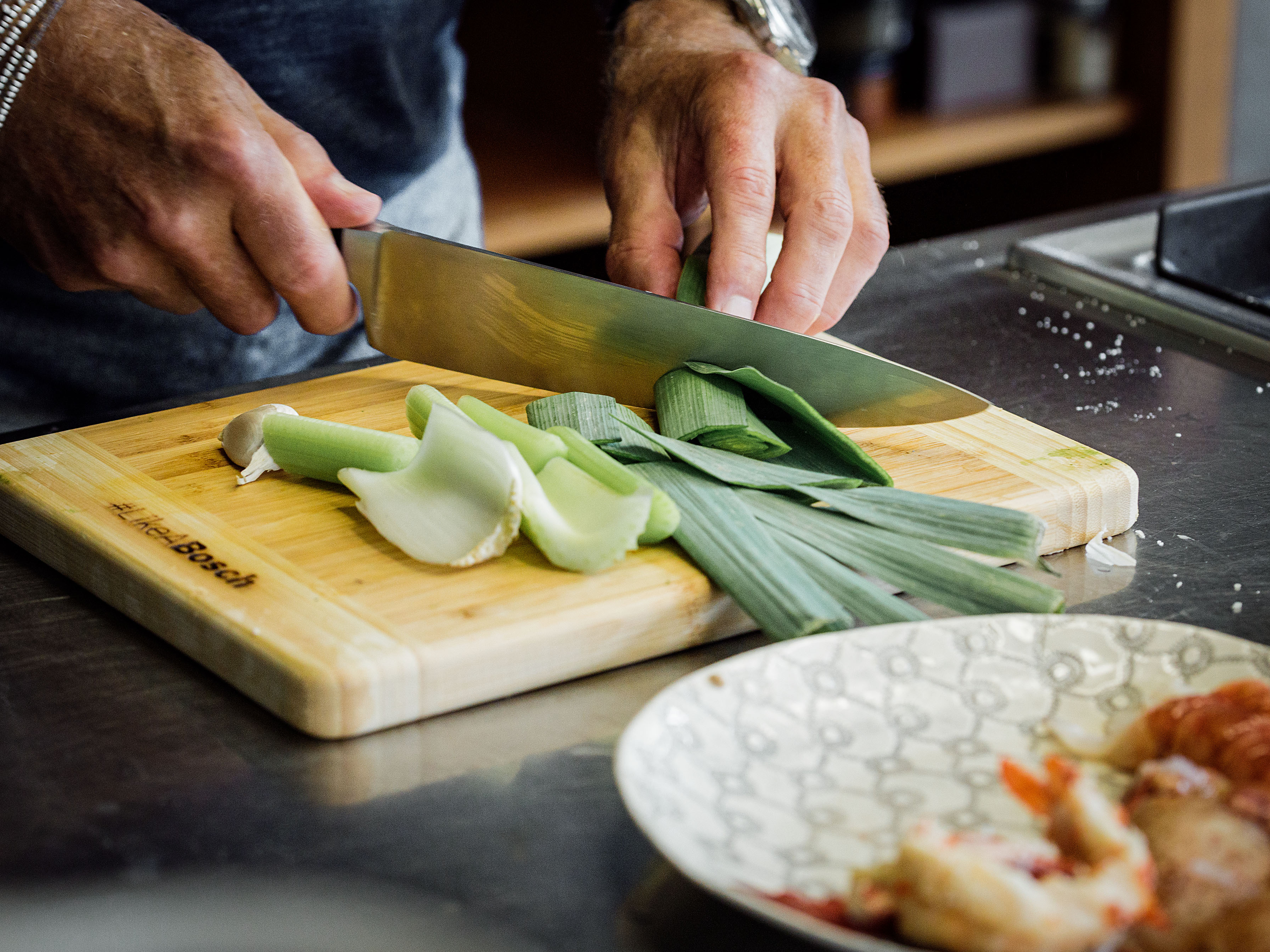 Schritt 1: Den Lauch grobe klein schneiden für den Hummerfond.