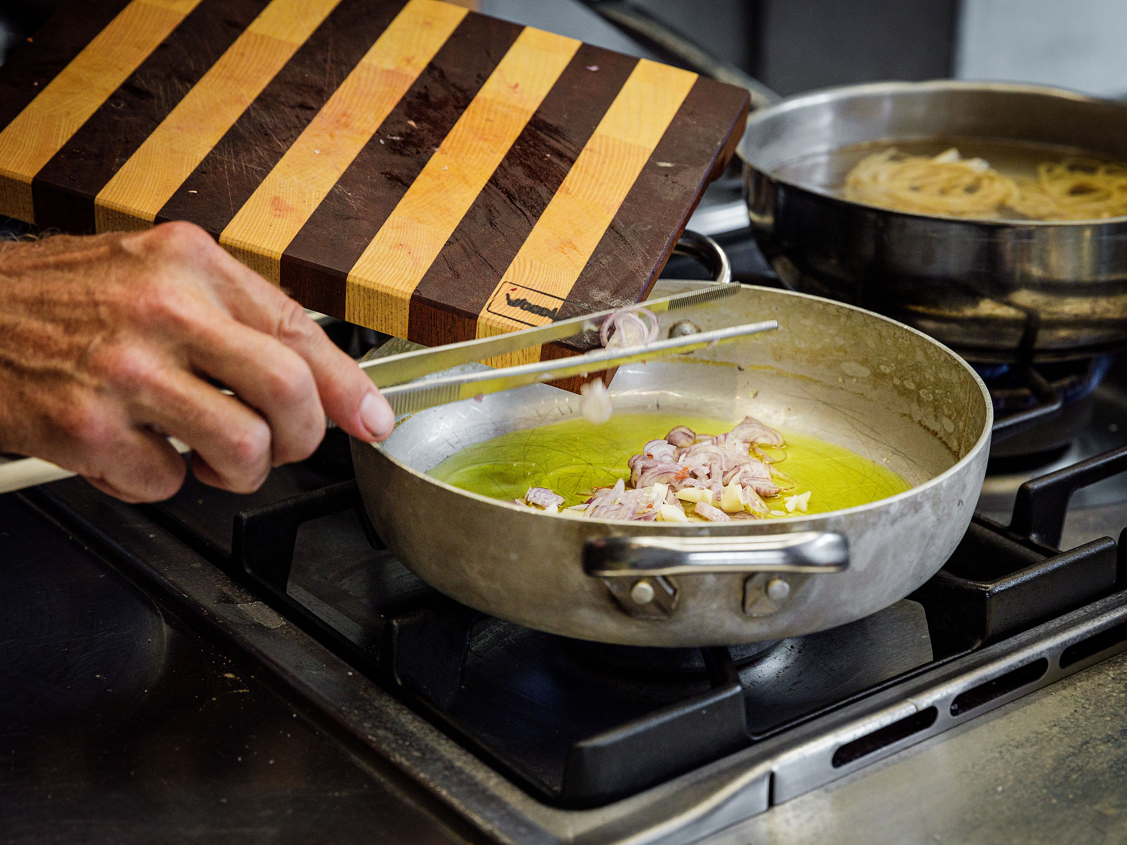 Schritt 1: In einer anderen Pfanne Knoblauch, Schalotten und Sardellen in Olivenöl glasig dünsten