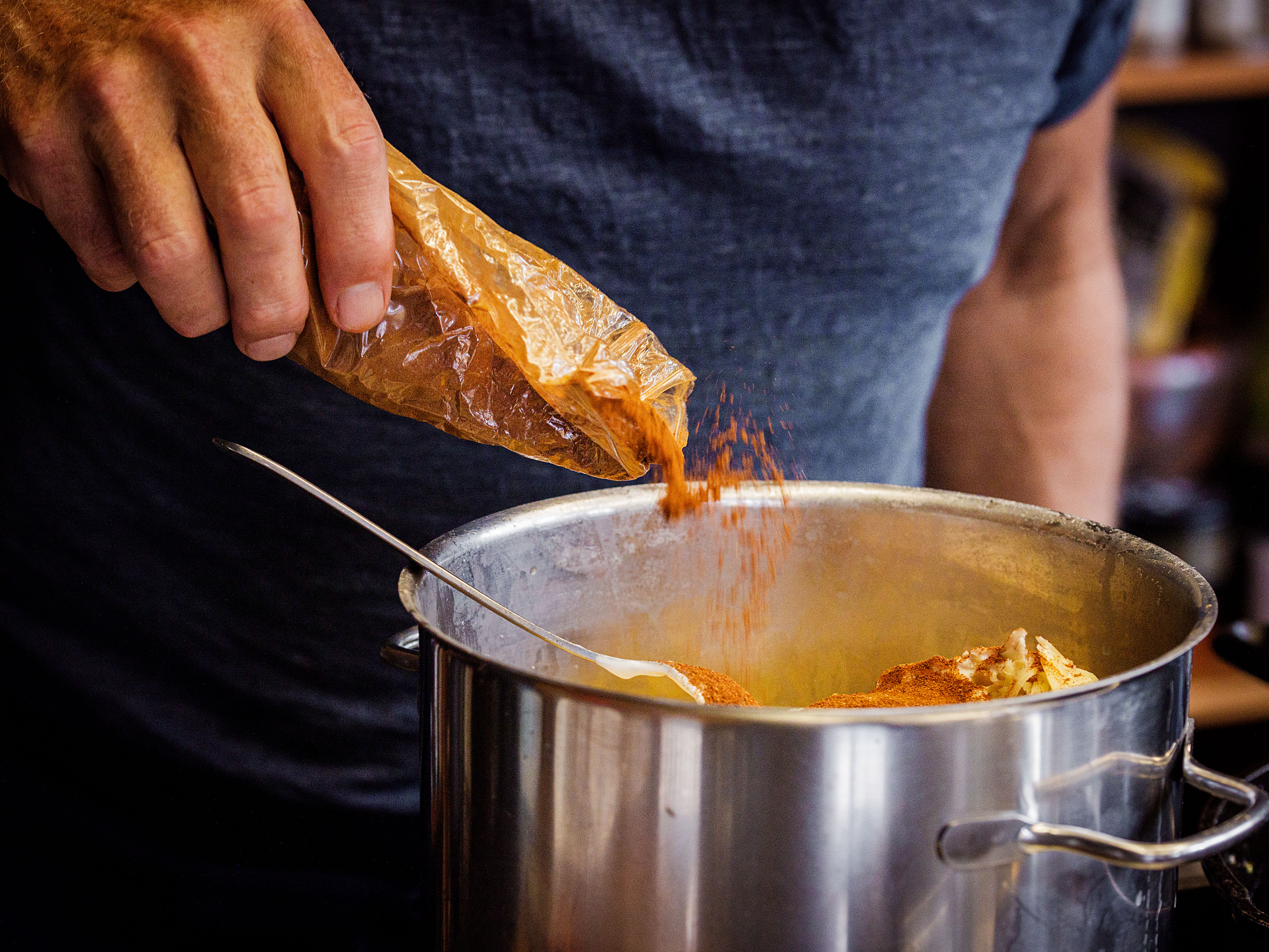 Schritt 2: Pasta kochen für Ultimatives Mac and Cheese zubereiten und mit restlichen Zutaten verrühren 