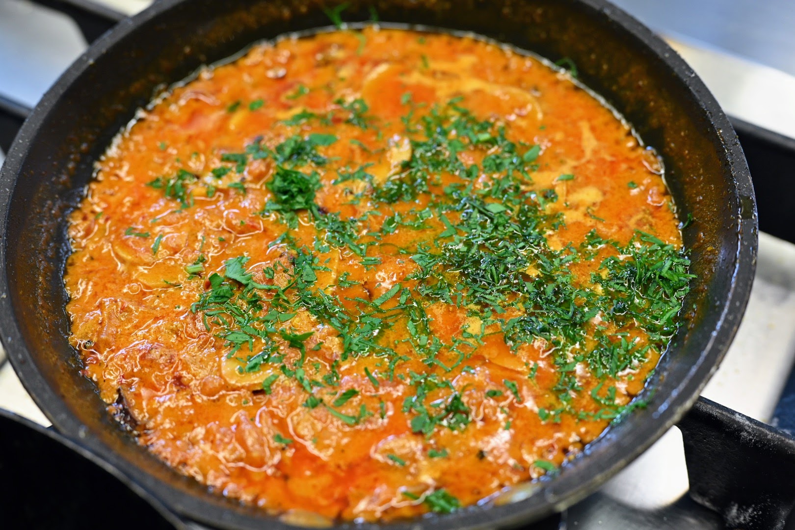 Schritt 2:Sauce  für Röst-Spitzkohl mit Chili Crisp-Ginger-Tomaten Salsa zubereiten und Kohl servieren