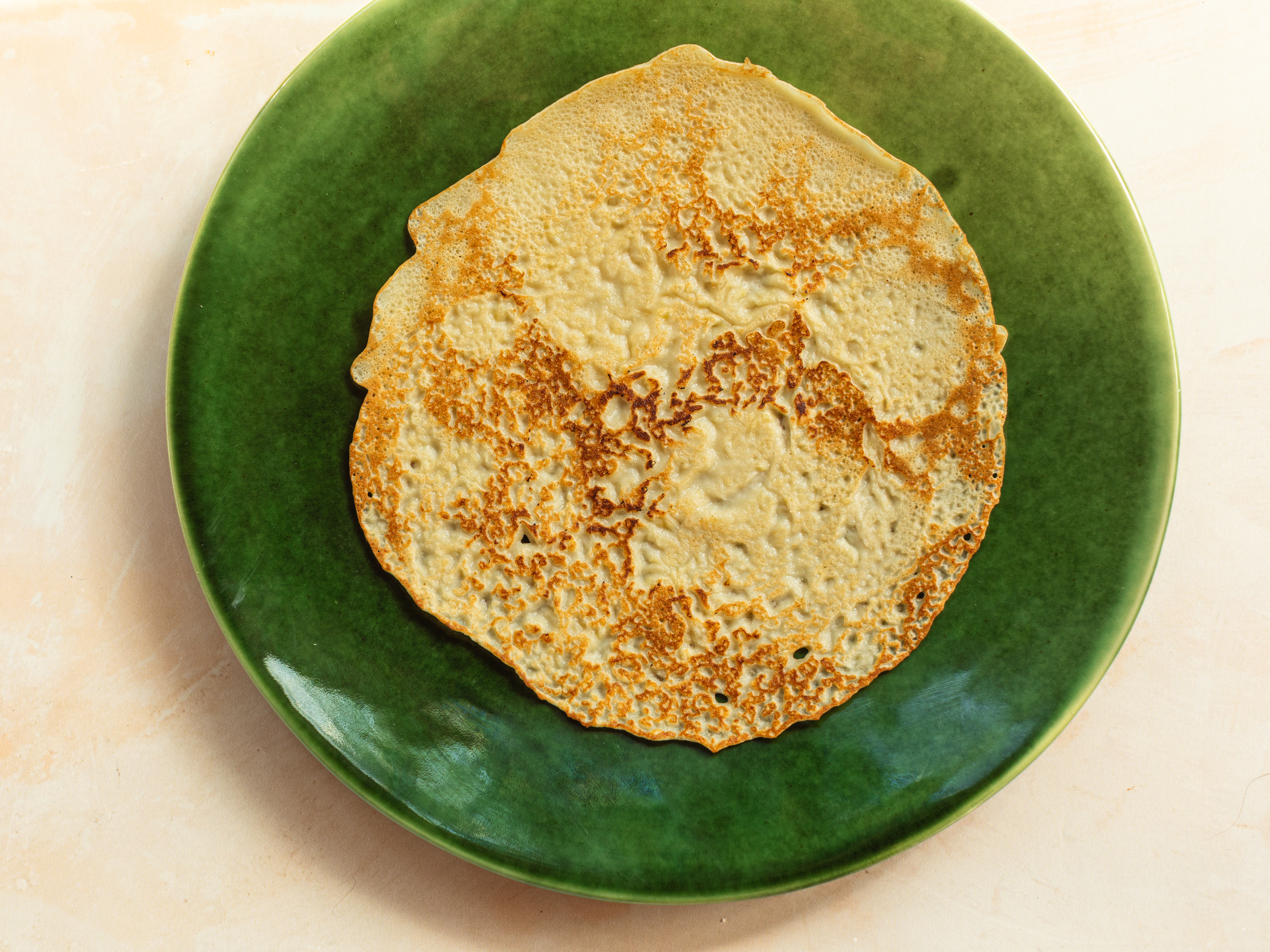 Schritt 6: Die fertigen Crêpes auf einen Teller stellen