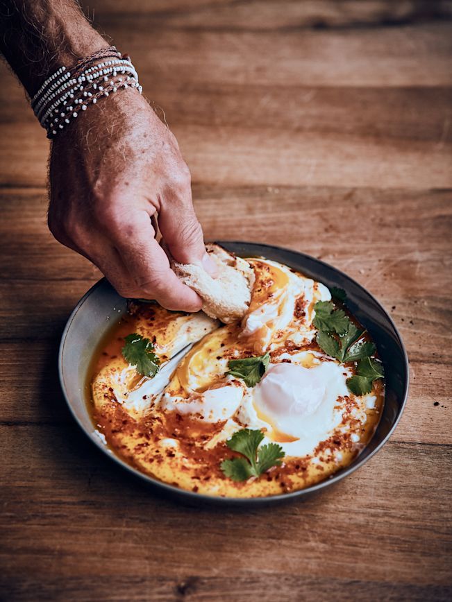 Pochierte Eier mit Chili-Butter-Joghurt Rezept Pochierte Eier mit Chili-Butter-Joghurt Rezept