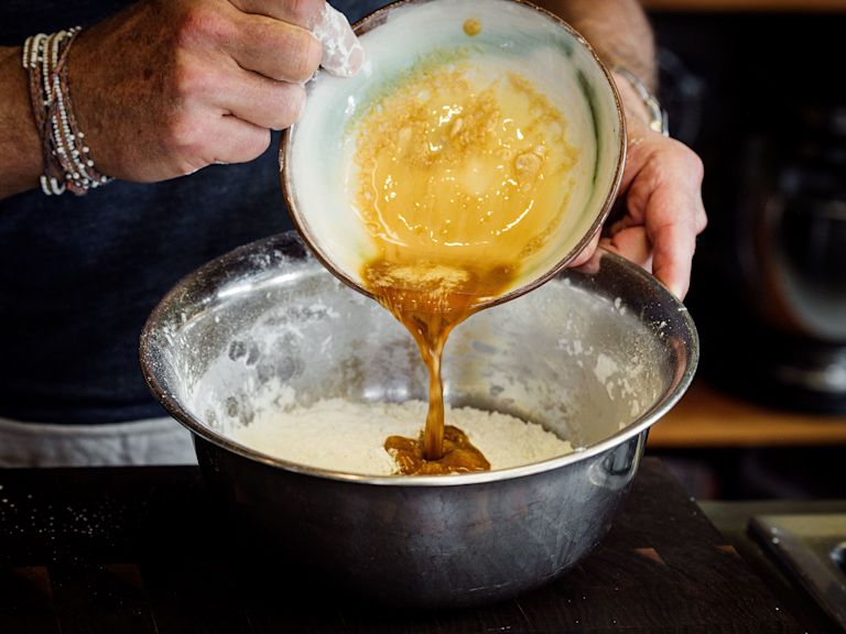 Schritt 2: Die zurückbehaltene Hälfte der Marinade hinzufügen und verquirlen, bis die Mischung krümelig ist. Schritt 2: Die zurückbehaltene Hälfte der Marinade hinzufügen und verquirlen, bis die Mischung krümelig ist.