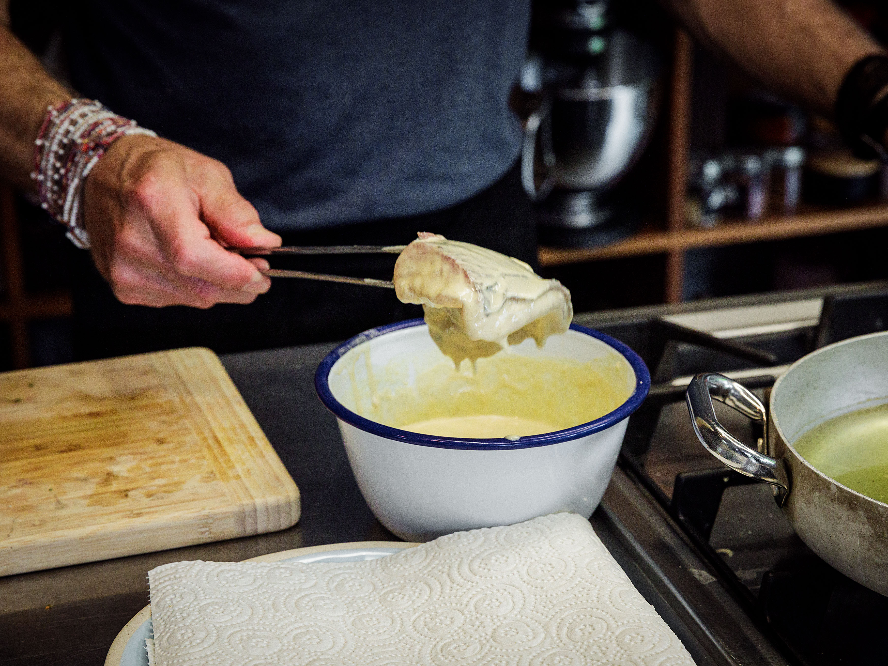 Schritt 2: Den Fisch leicht in den Bierteig geben