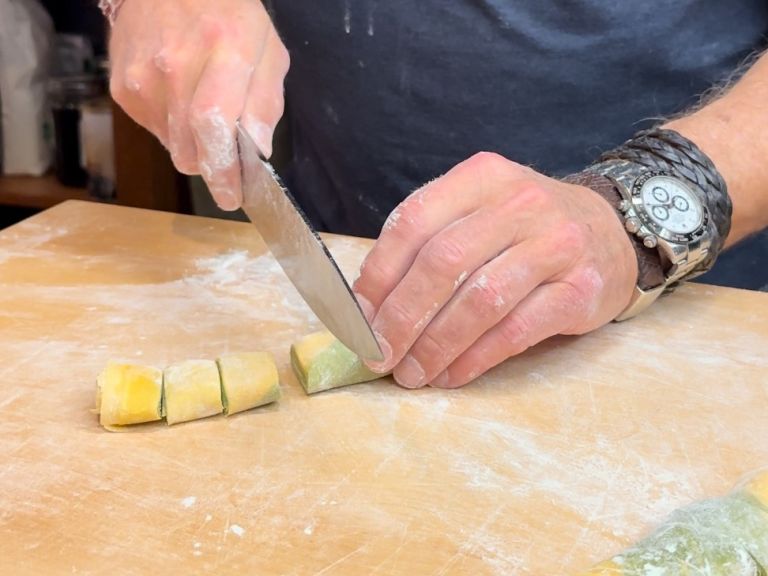 Schritt 4: Die fertigen Teigblätter zusammenrollen und von Hand mit einem scharfen Messer zu zirka 12 mm breiten Pappardelle schneiden.