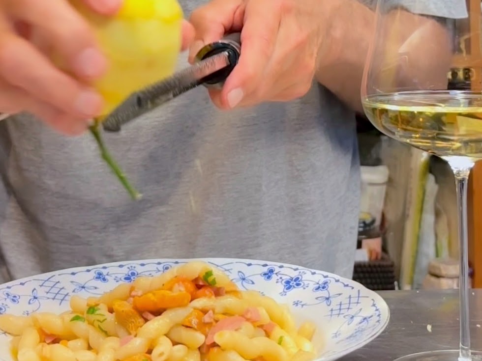 Schritt 2: Zum Schluss Petersilie, Olivenöl, Zitronenabrieb und Ricotta salata oder Parmesan darüber geben