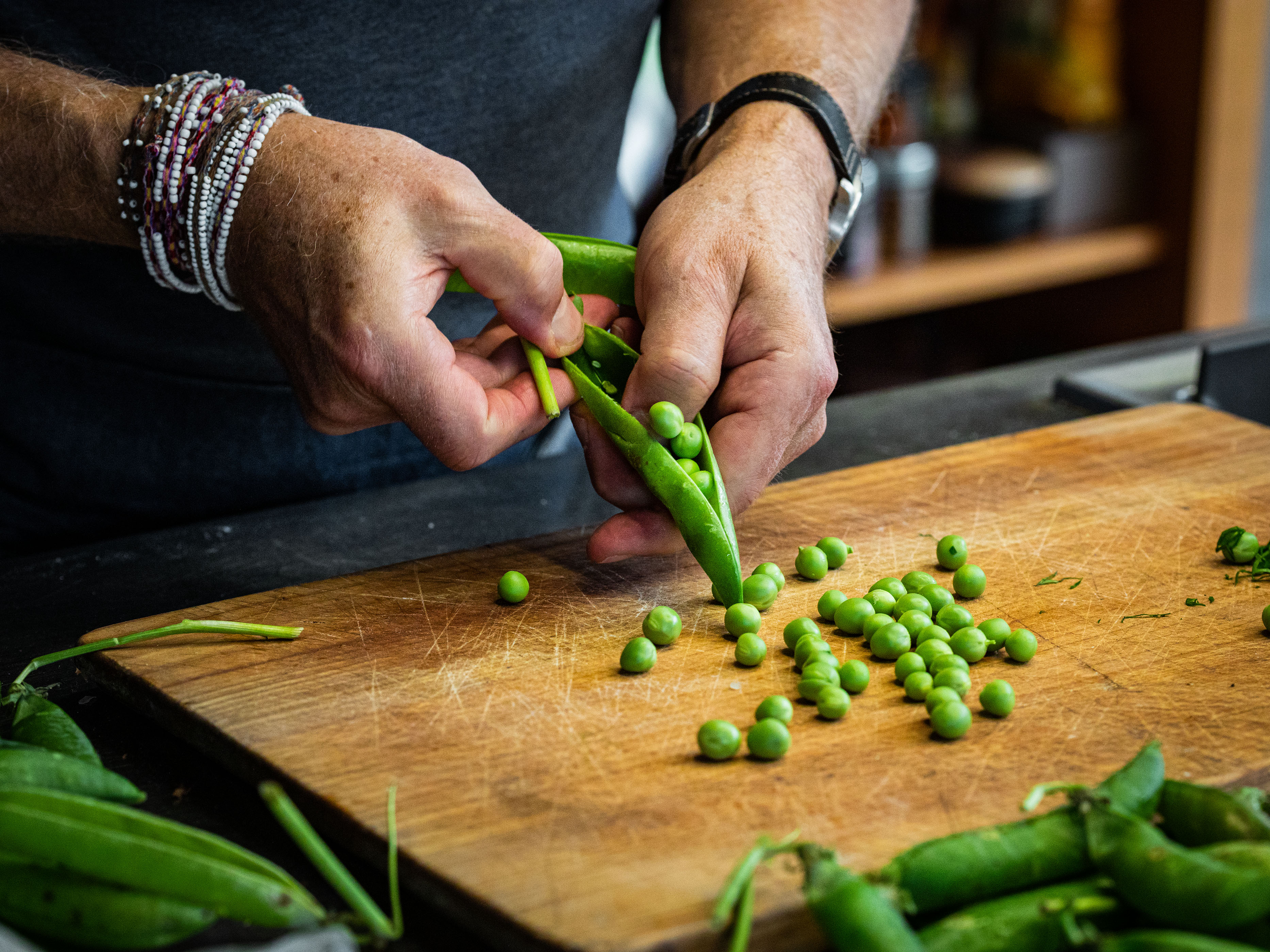 Schritt 1: Erbsen und Spargeln für Erbsen-Spargel-Bisque mit Lavendel-Crème-fraîche und Spargelöl rüsten 