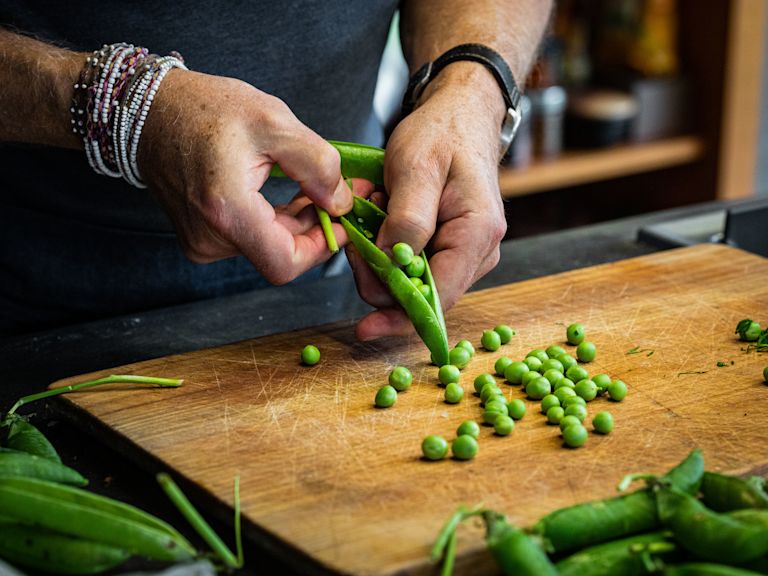 Schritt 1: Erbsen und Spargeln für Erbsen-Spargel-Bisque mit Lavendel-Crème-fraîche und Spargelöl rüsten Schritt 1: Erbsen und Spargeln für Erbsen-Spargel-Bisque mit Lavendel-Crème-fraîche und Spargelöl rüsten