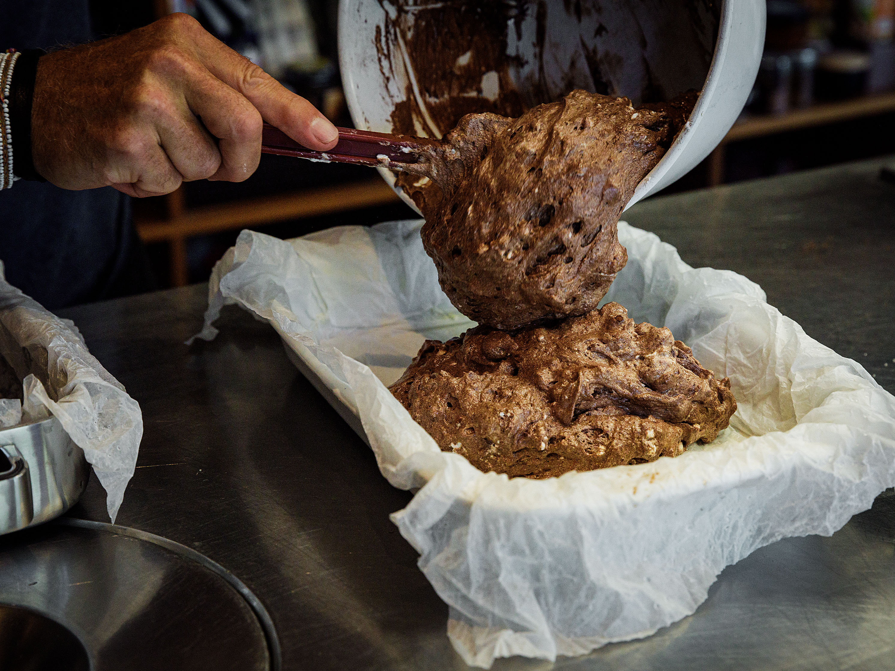 Schritt 2: Schokoladenbiscuit für Glutenfreie Heidelbeer-Schokoladenmeringue-Roulade zubereiten 