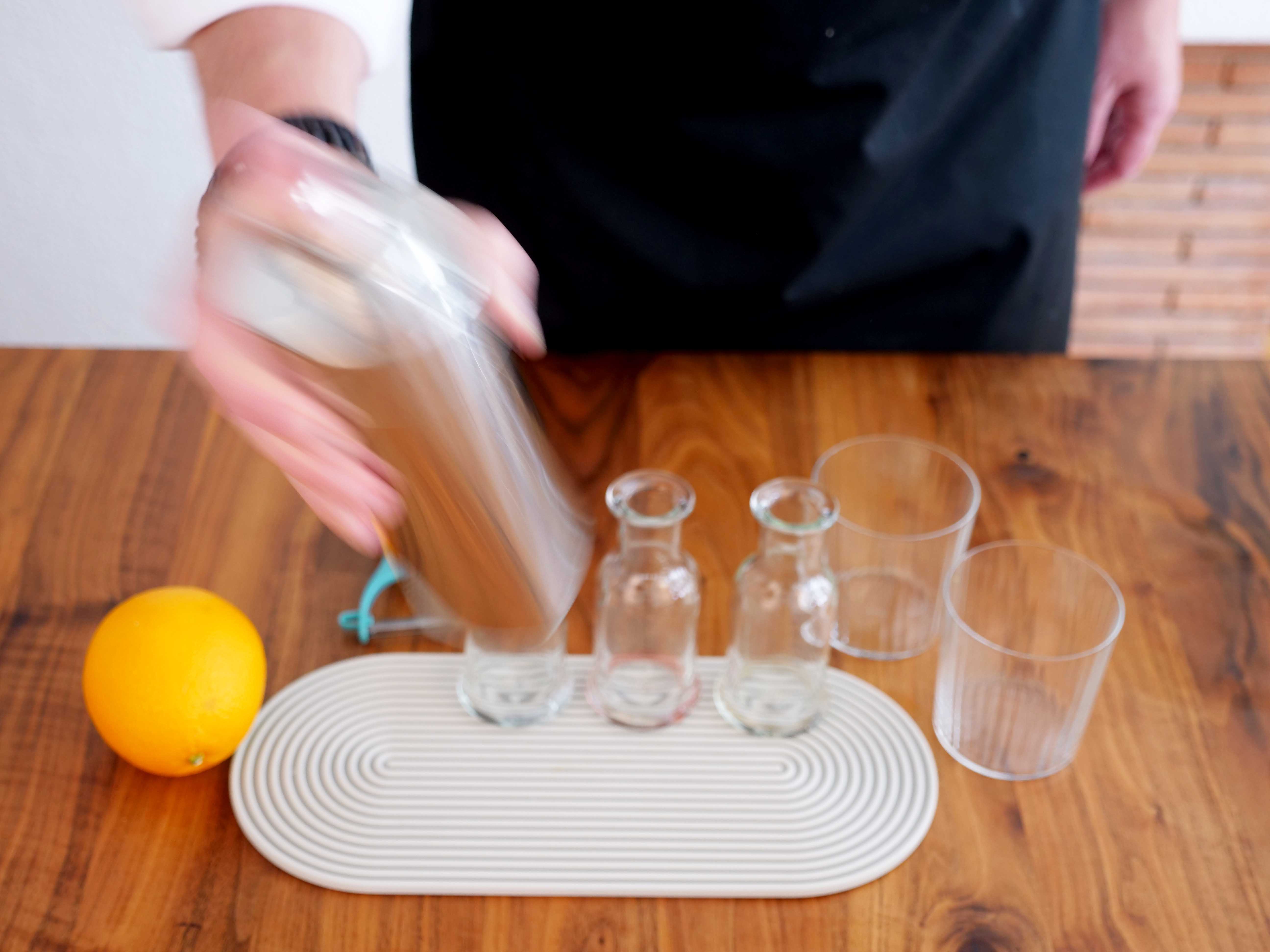 3. Eiweiss hinzugeben und shaken