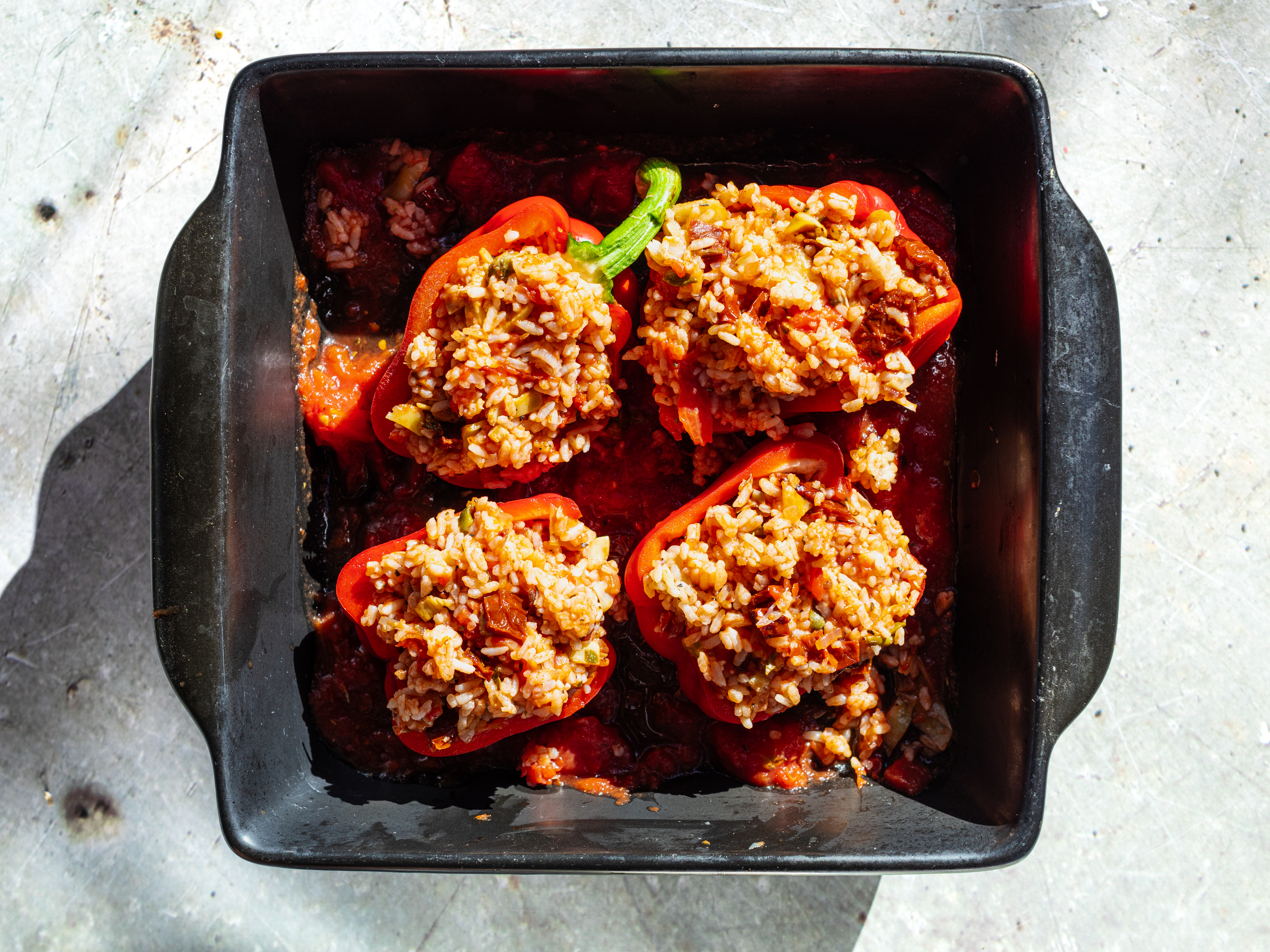 Schritt 4: Die Peperonihälften mit der Reisgemüsemischung füllen