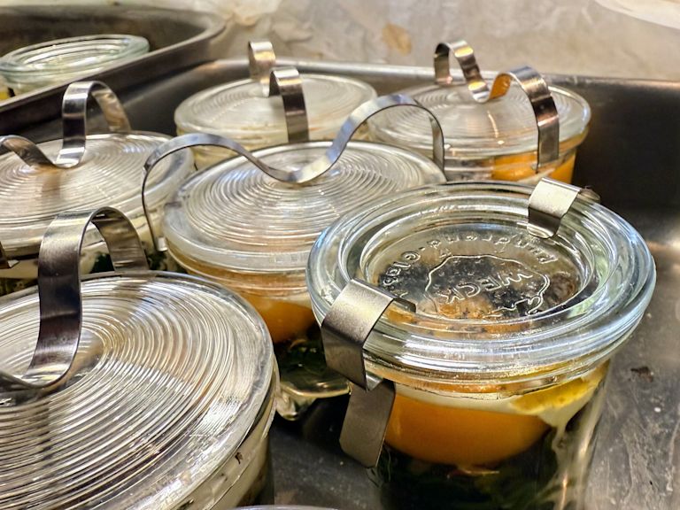 Schritt 2: Spinat für Trüffel-Spinat-Ei in Gläser verteilen Schritt 2: Spinat für Trüffel-Spinat-Ei in Gläser verteilen