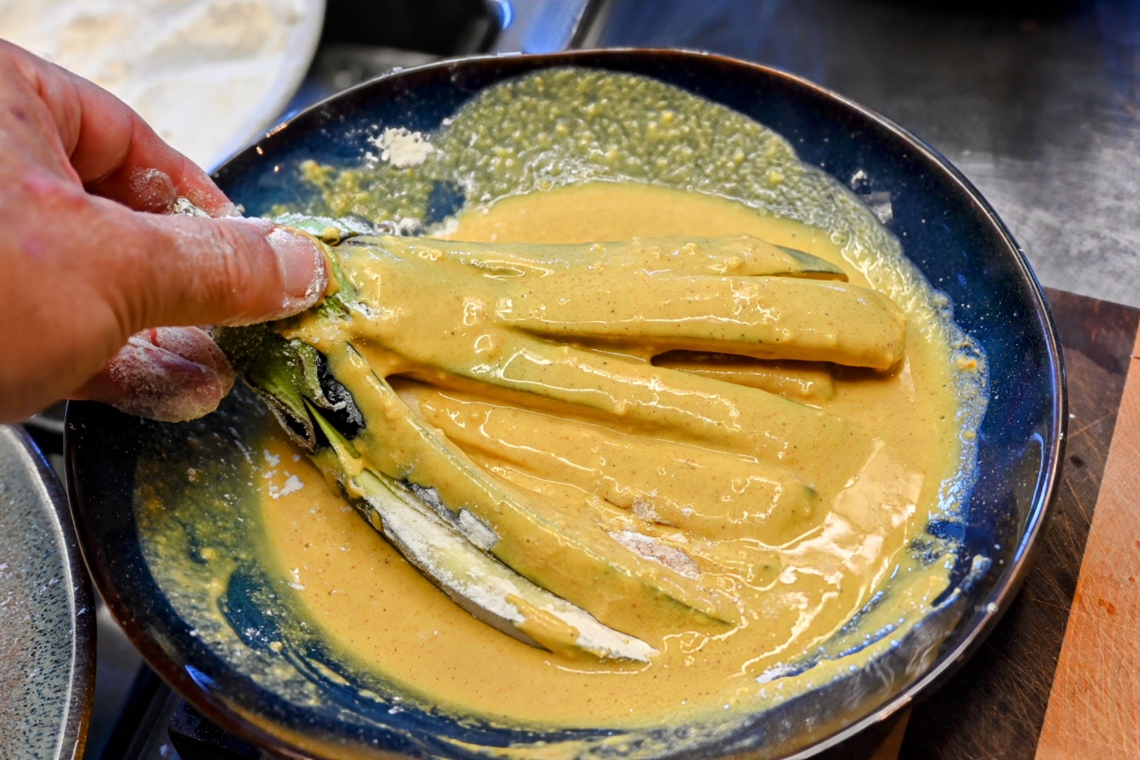 Schritt 2: Auberginen für Gebackenes Auberginenfächer-Steak panieren, ausbacken und servieren