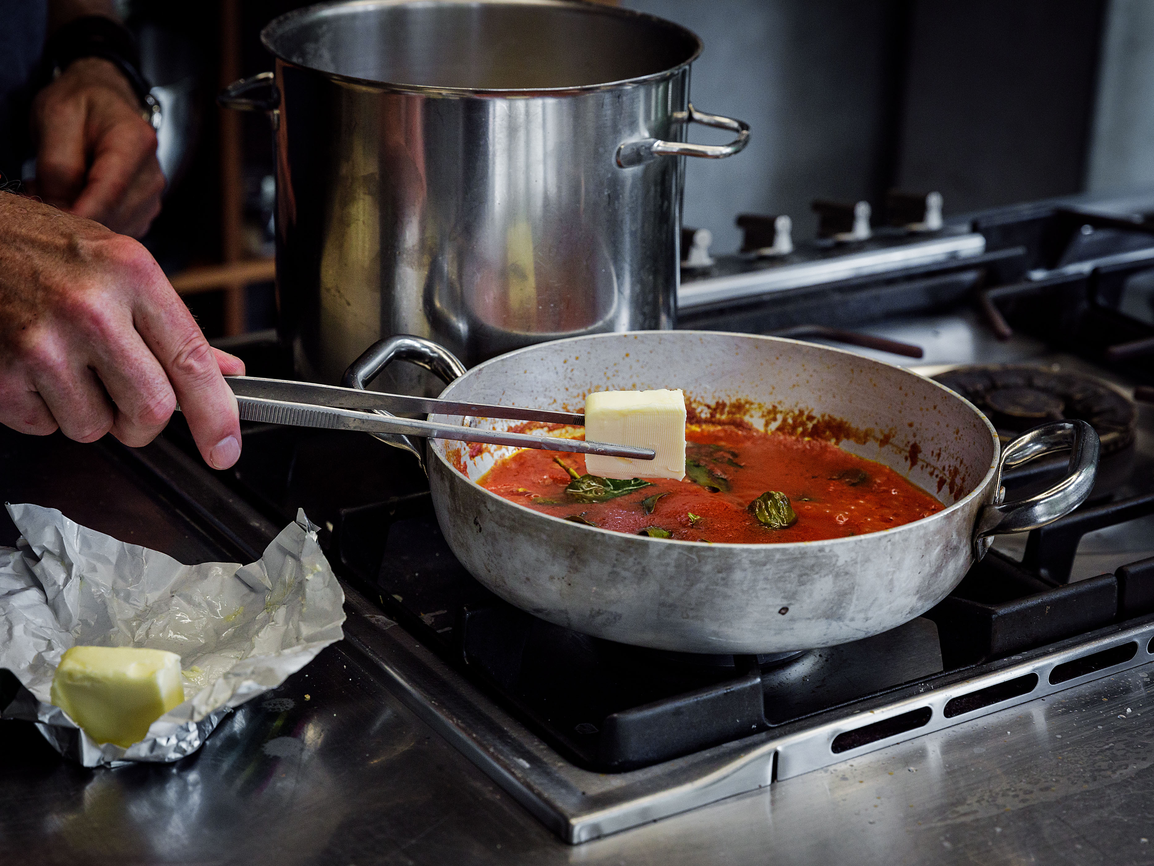 Schritt 3: Gericht Paccheri al sugo di pomodoro e limone fertigstellen 