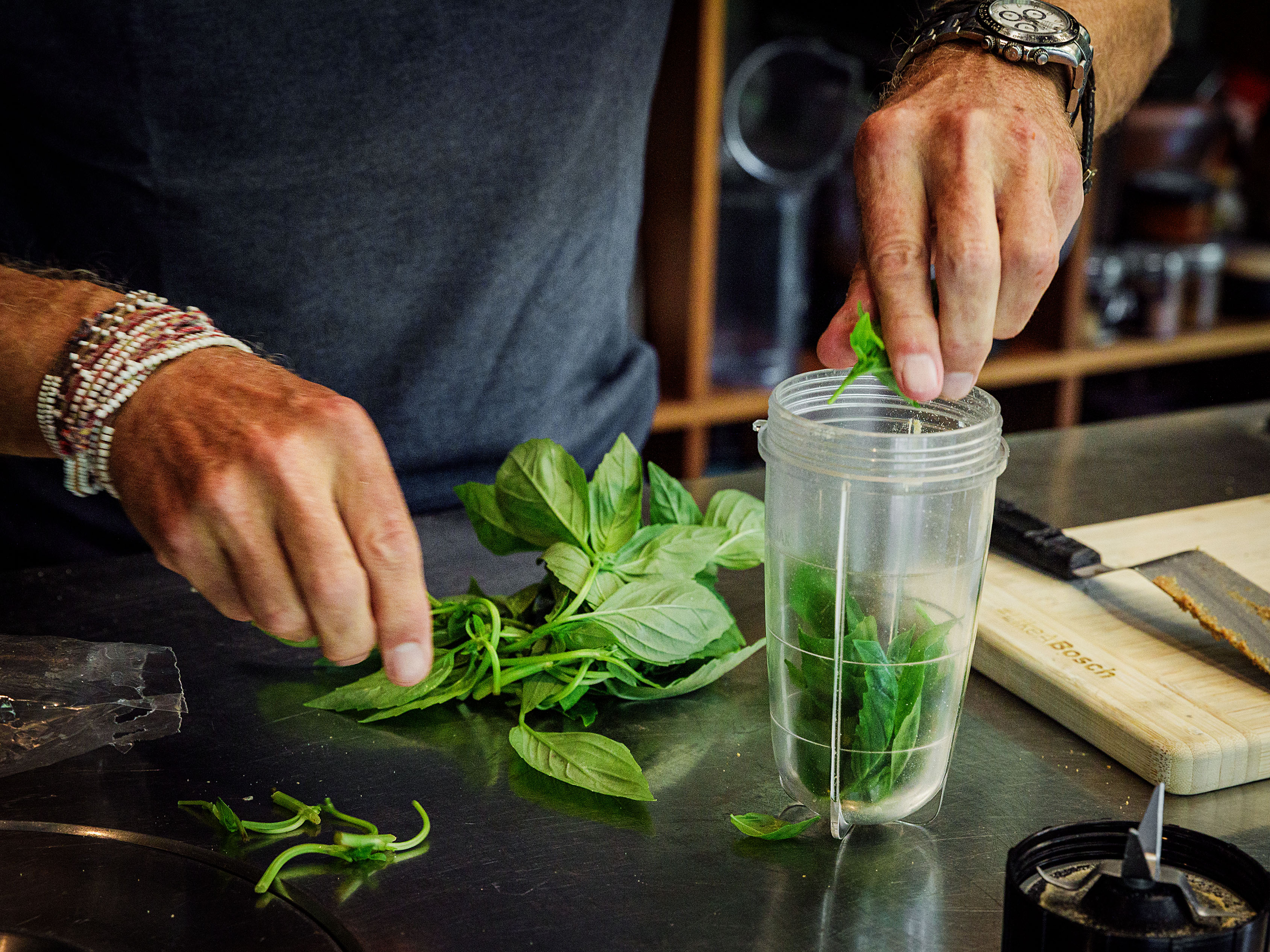 Schritt 2: Basilikum, Olivenöl und 2 Esslöffel Limettensaft in einen Mixer geben und pürieren