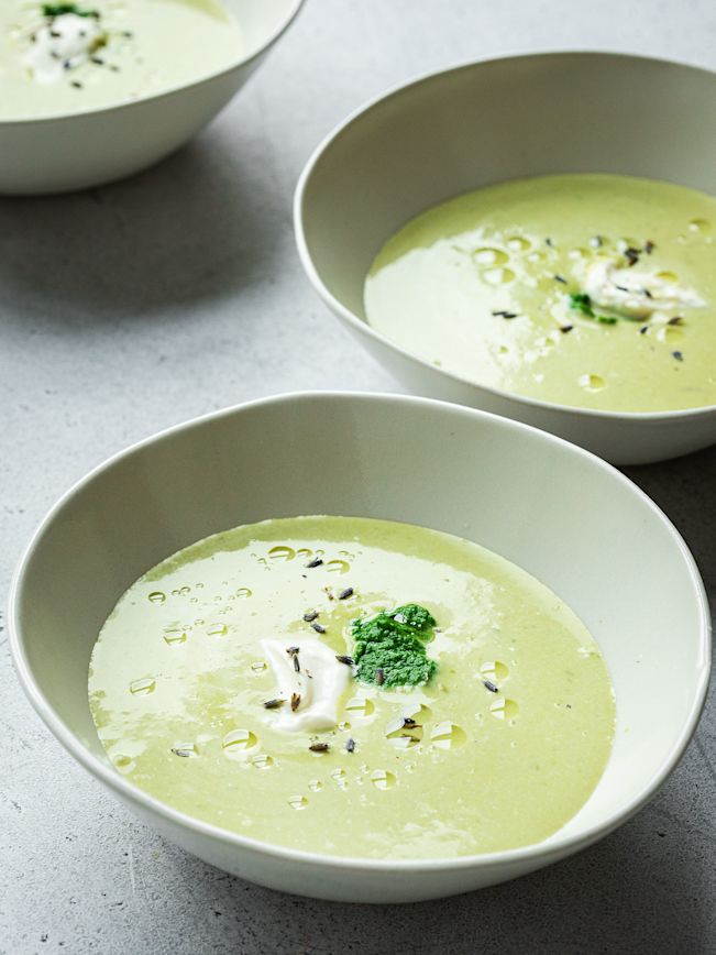 Erbsen-Spargel-Bisque mit Lavendel-Crème-fraîche und Spargelöl Rezept 4 Erbsen-Spargel-Bisque mit Lavendel-Crème-fraîche und Spargelöl Rezept 4