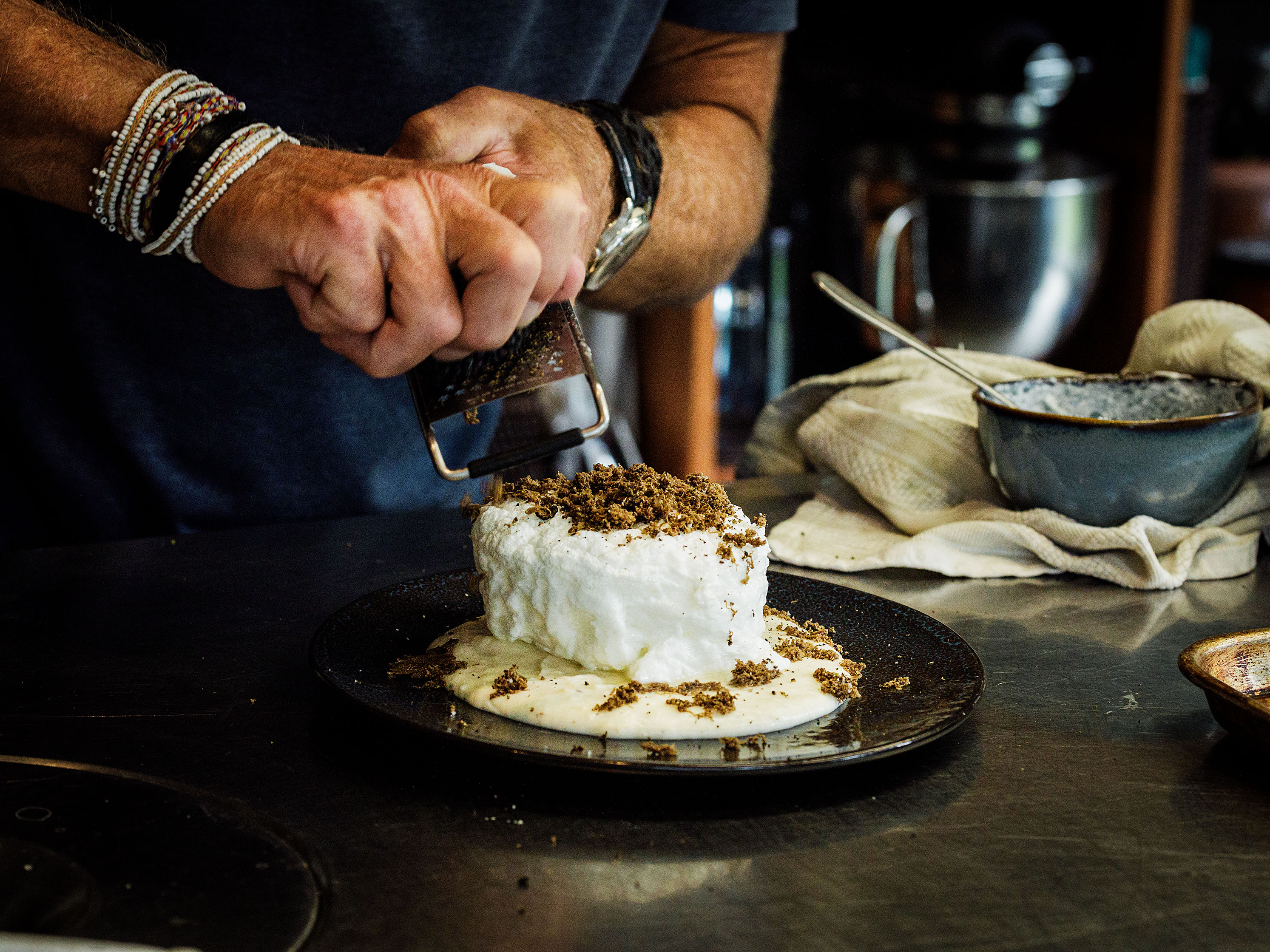 Schritt 3: Den weissen Trüffel grosszügig darüber hobeln.
