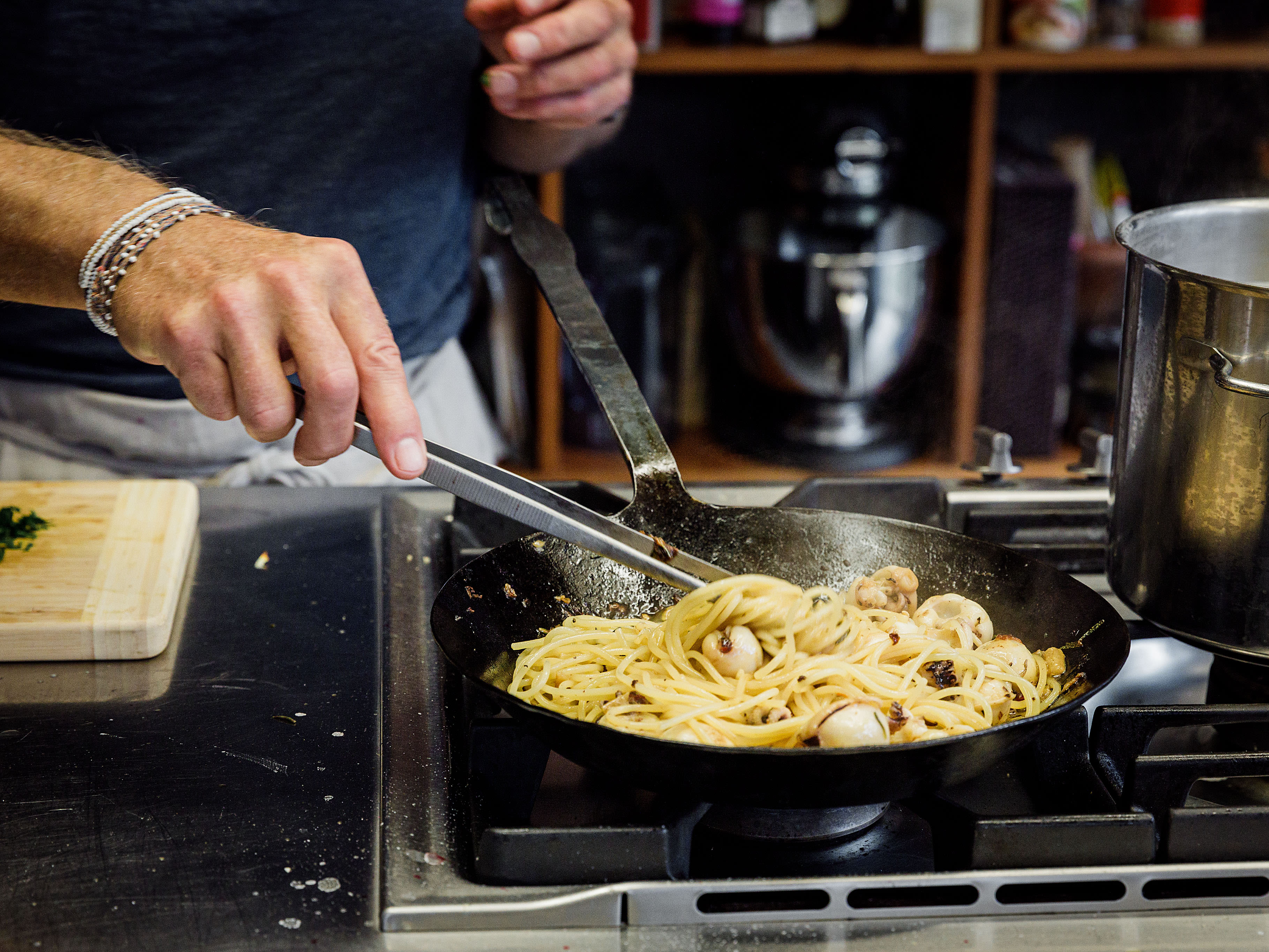 Schritt 3: Pasta kochen und Spaghettini mit Calamaretti, Rosmarin und Zitrone fertigstellen 