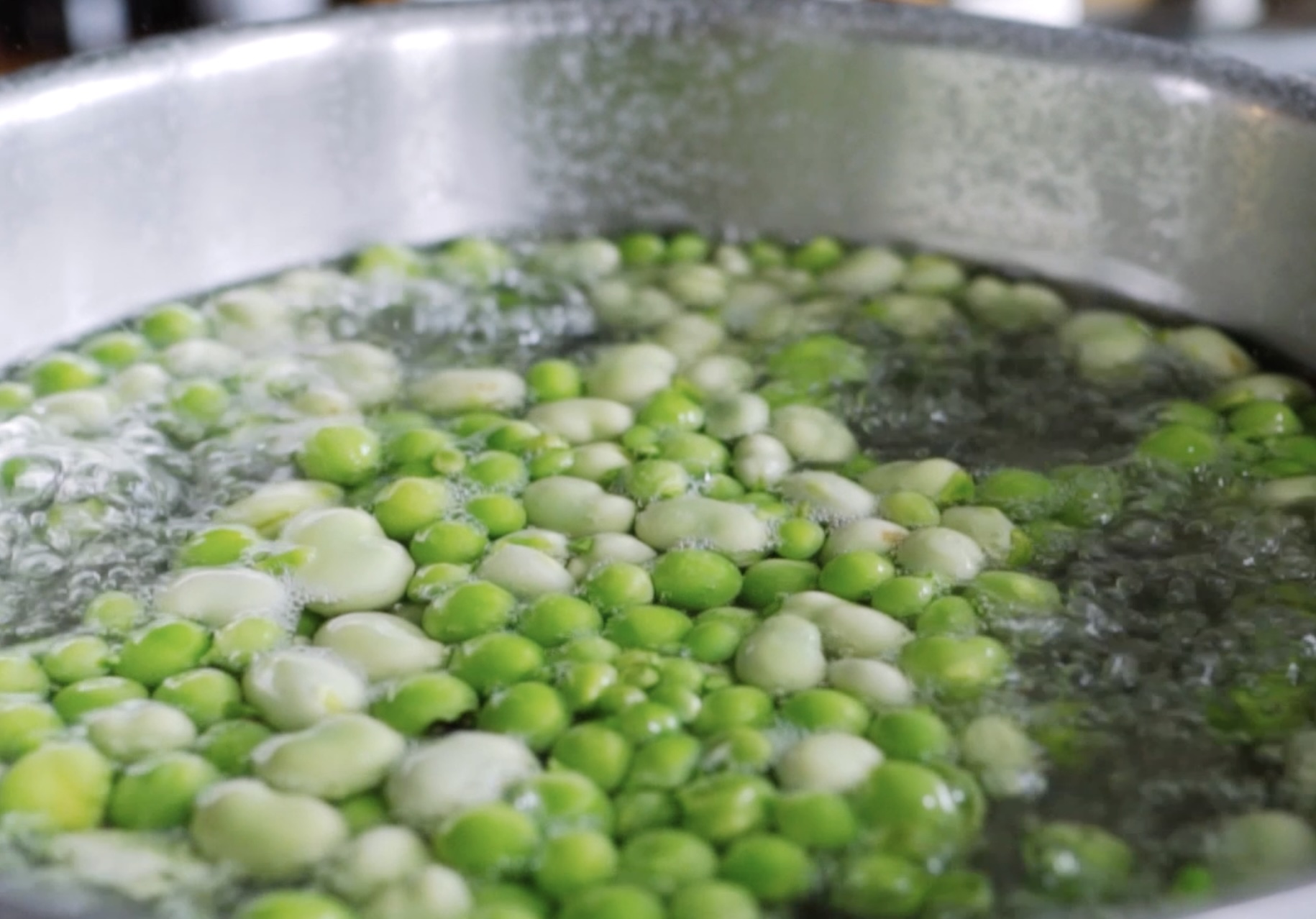 Schritt 1: Bohnenkerne und Erbsen blanchieren 