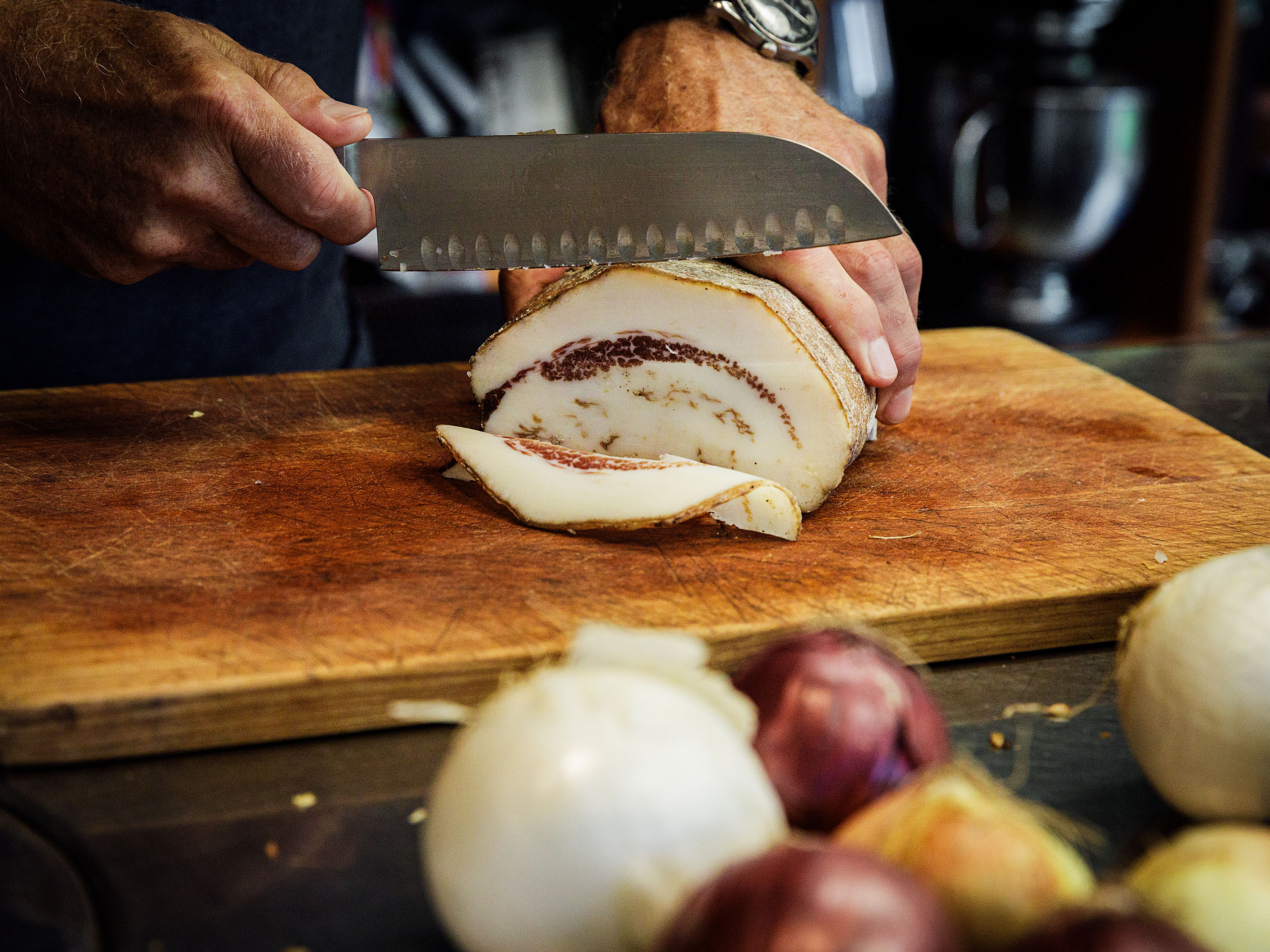 Schritt 3: Guanciale in Scheiben schneiden