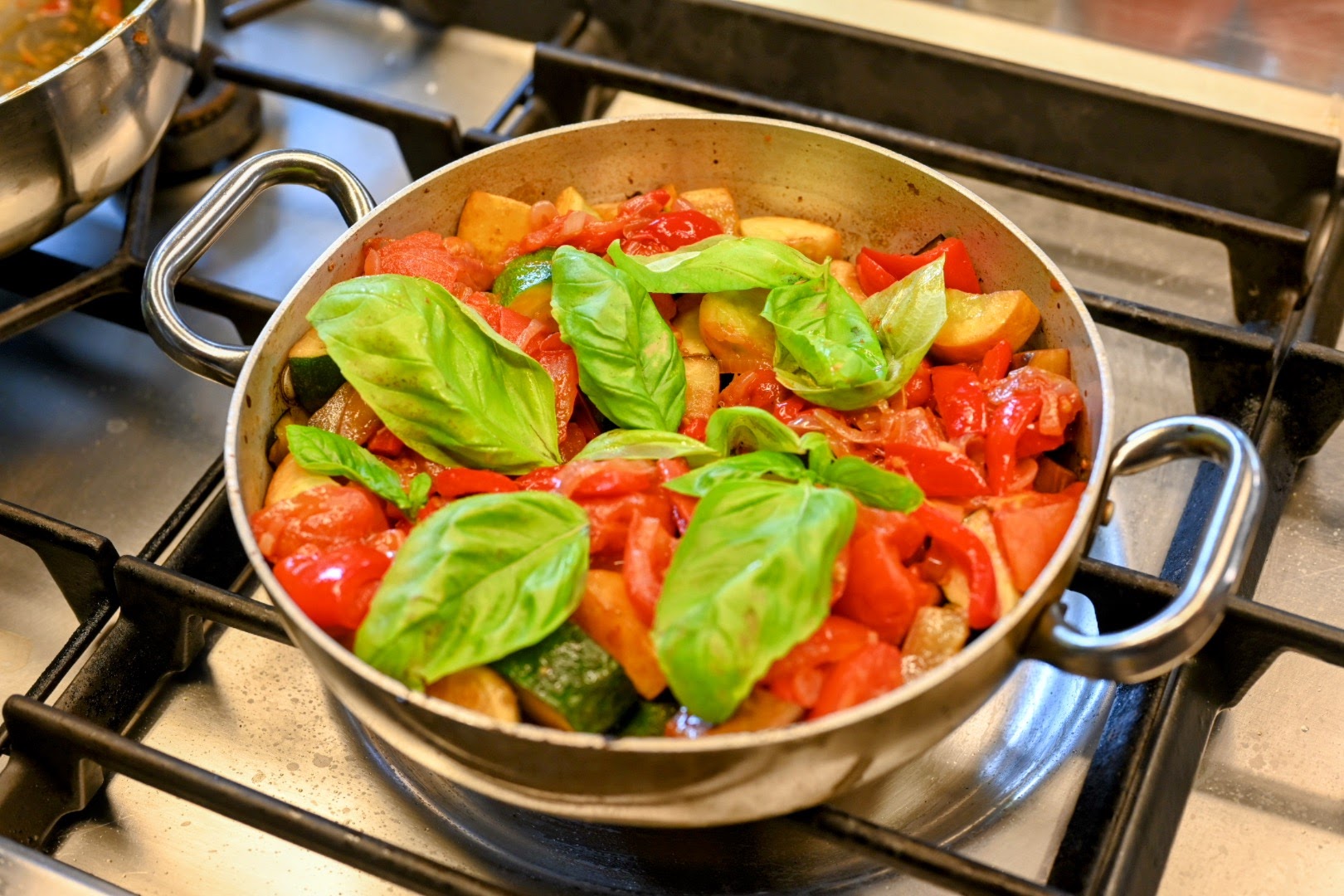 Schritt 1: Gemüse für  Ratatouille mit Kabeljau vorbereiten und im Ofenfesten Topf anrichten 