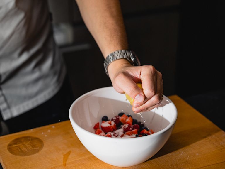 Schritt 2: Die Früchte für den Waldbeeren-Zopf mit Zucker und Zitronensaft vermischen. Schritt 2: Die Früchte für den Waldbeeren-Zopf mit Zucker und Zitronensaft vermischen.