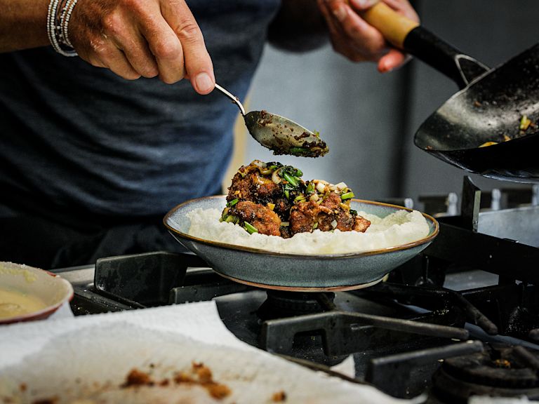 Schritt 5: Alles zusammen mit dem knusprigen Reispapier anrichten und das Geflügel mit restlichem Zitronengras bestreuen. Schritt 5: Alles zusammen mit dem knusprigen Reispapier anrichten und das Geflügel mit restlichem Zitronengras bestreuen.