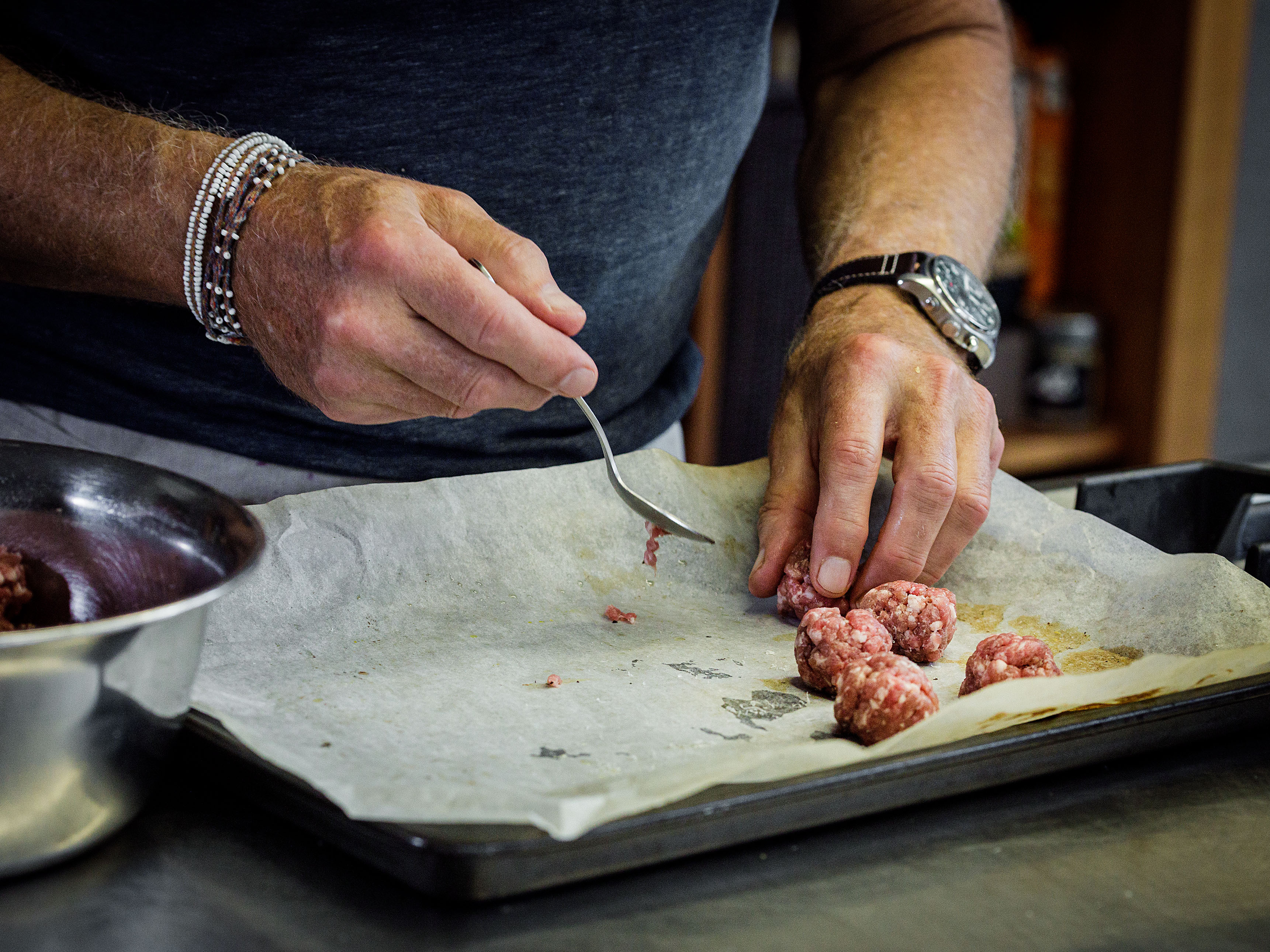 Schritt 2: Polpette für Pappardelle mit Polpette und Rösttomaten-Sugo formen und garen