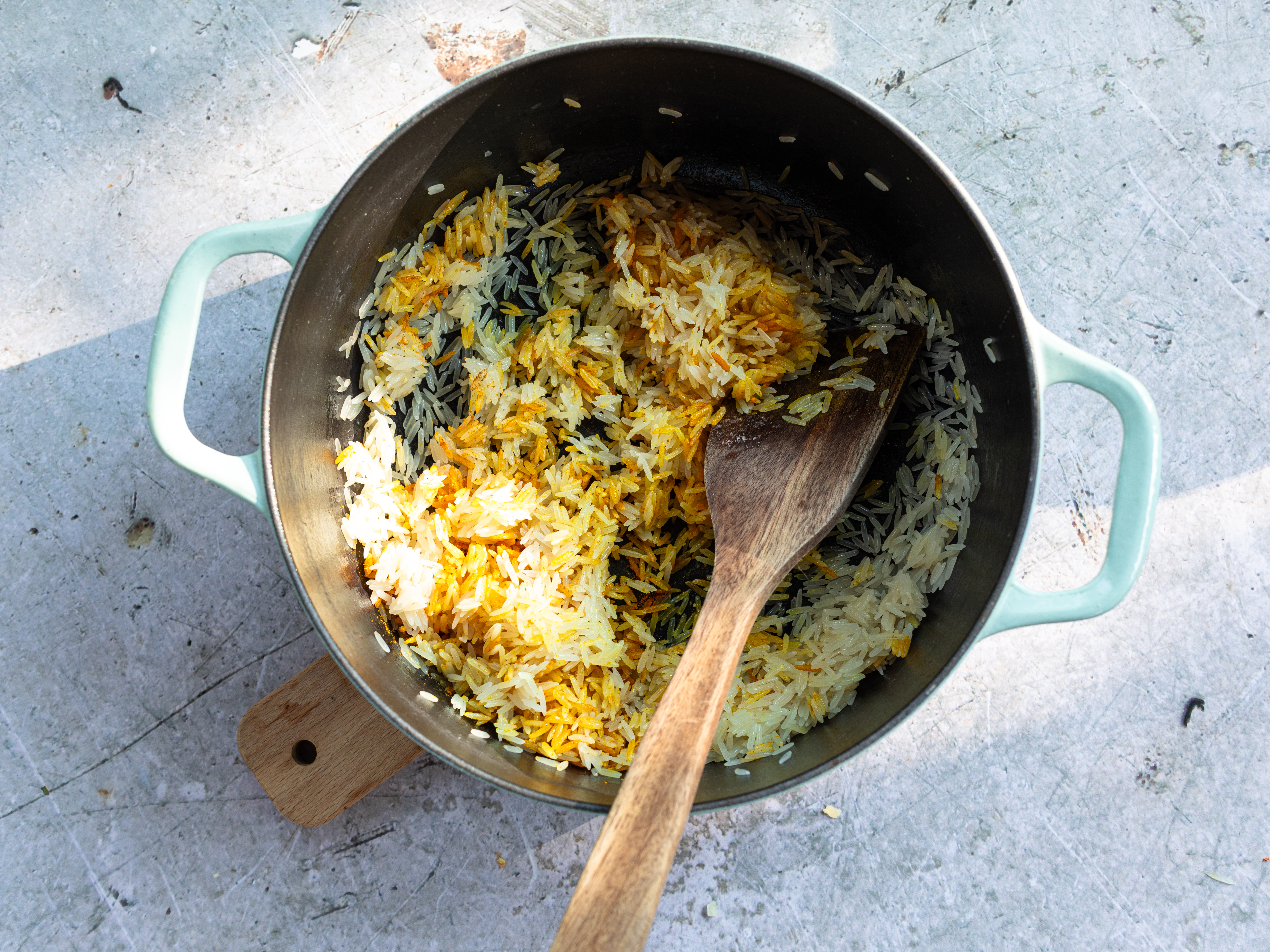 Schritt 4: Kreuzkümmel, Kurkuma, Salz und Pfeffer hinzufügen und gut umrühren