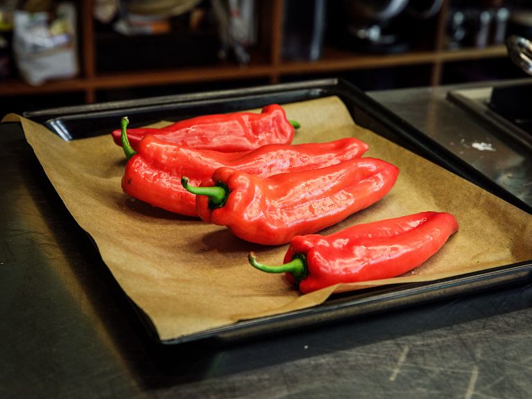 Schritt 1: Die Peperoni auf dem Grill oder im Ofen grillieren, bis die Haut schwarz wird und sich ablöst Schritt 1: Die Peperoni auf dem Grill oder im Ofen grillieren, bis die Haut schwarz wird und sich ablöst