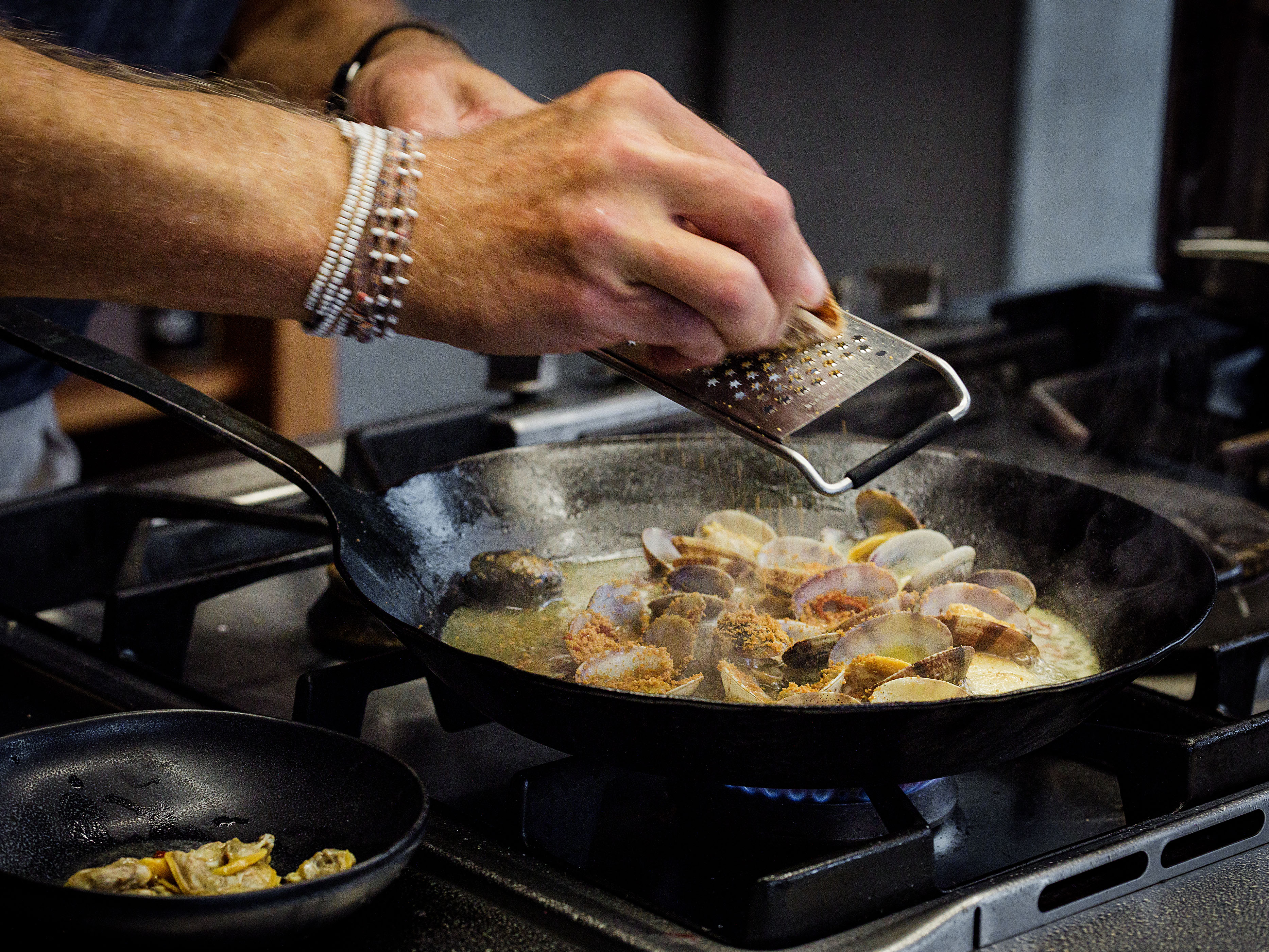 Schritt2: Pasta und Muscheln für Spaghetti con le vongole e bottarga zubereiten 