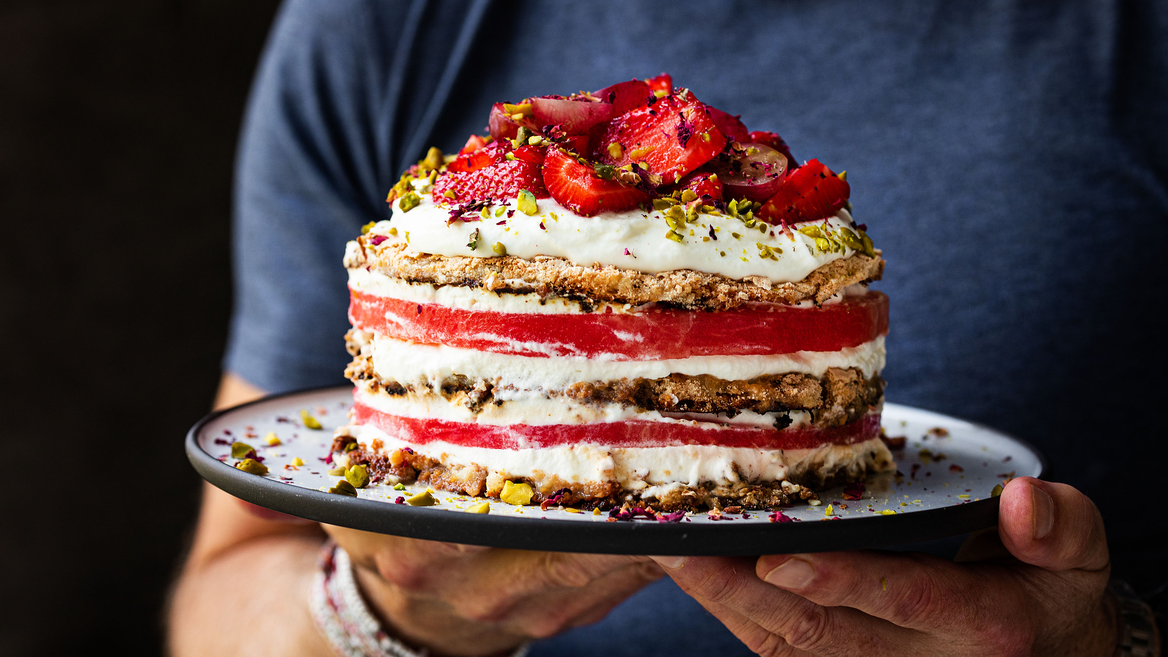 Schritt 5: Torte mit Trauben, Pistazien und Blütenblättern bestreuen und servieren.