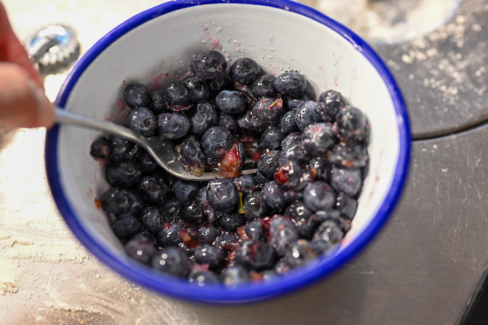 Schritt 3: Die Heidelbeeren mit einer Gabel leicht zerdrücken und mit ihrem Saft dazugeben