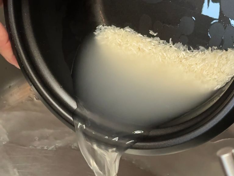 Step 1: Reis waschen bis das Wasser klar ist Step 1: Reis waschen bis das Wasser klar ist