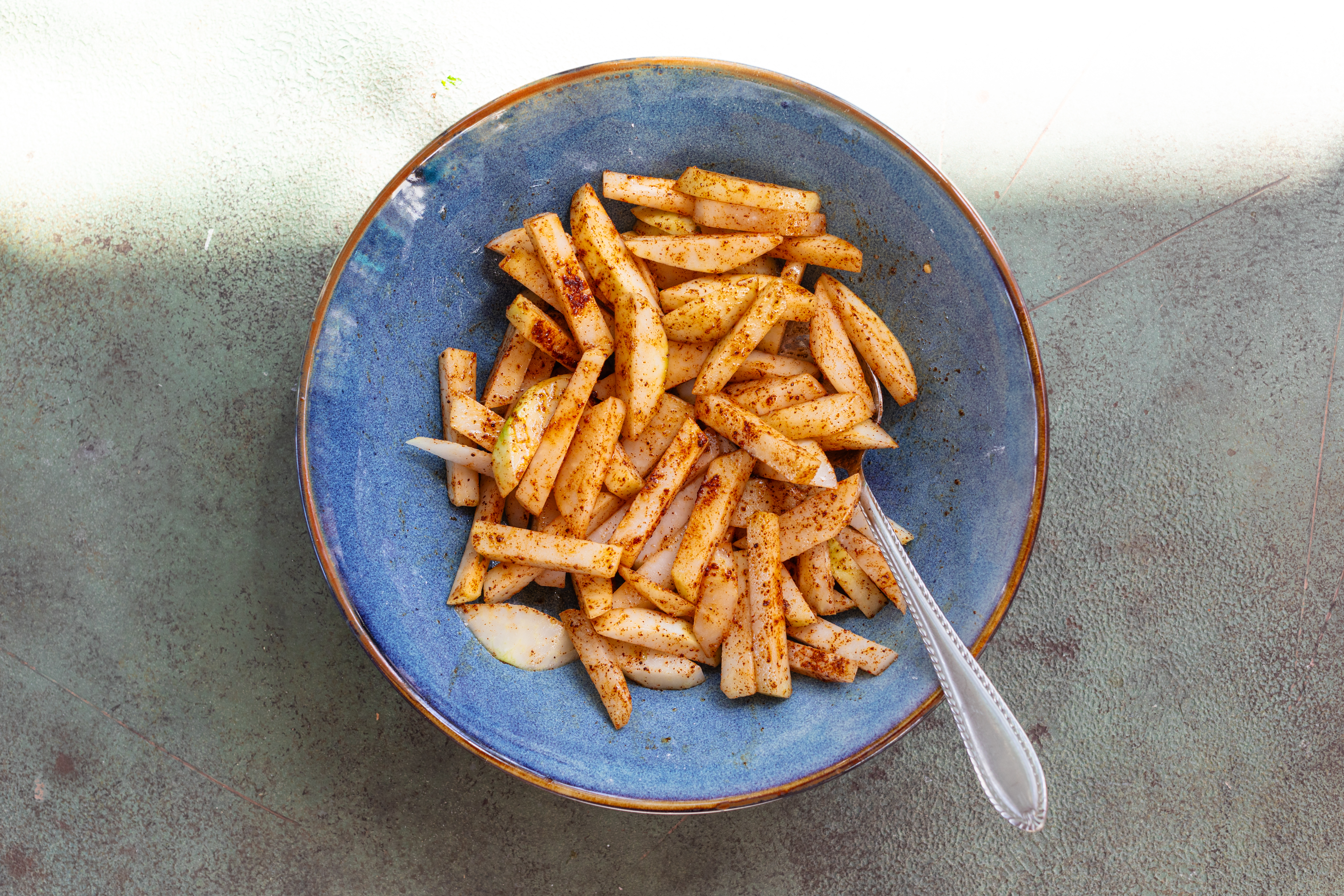 Schritt 1: Kohlrabi für Kohlrabi-Parmesan-Pommes vorbereiten 