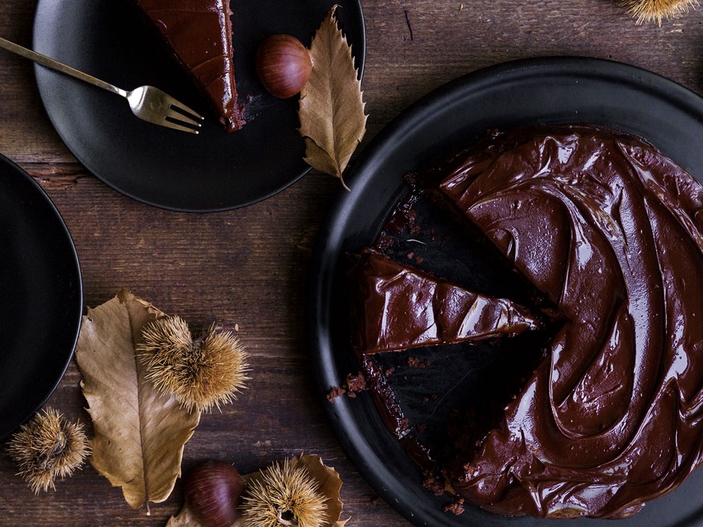 Schritt 5: Für den Überzug die Schokolade mit der Butter schmelzen, über den Kuchen geben und dekorativ ausstreichen