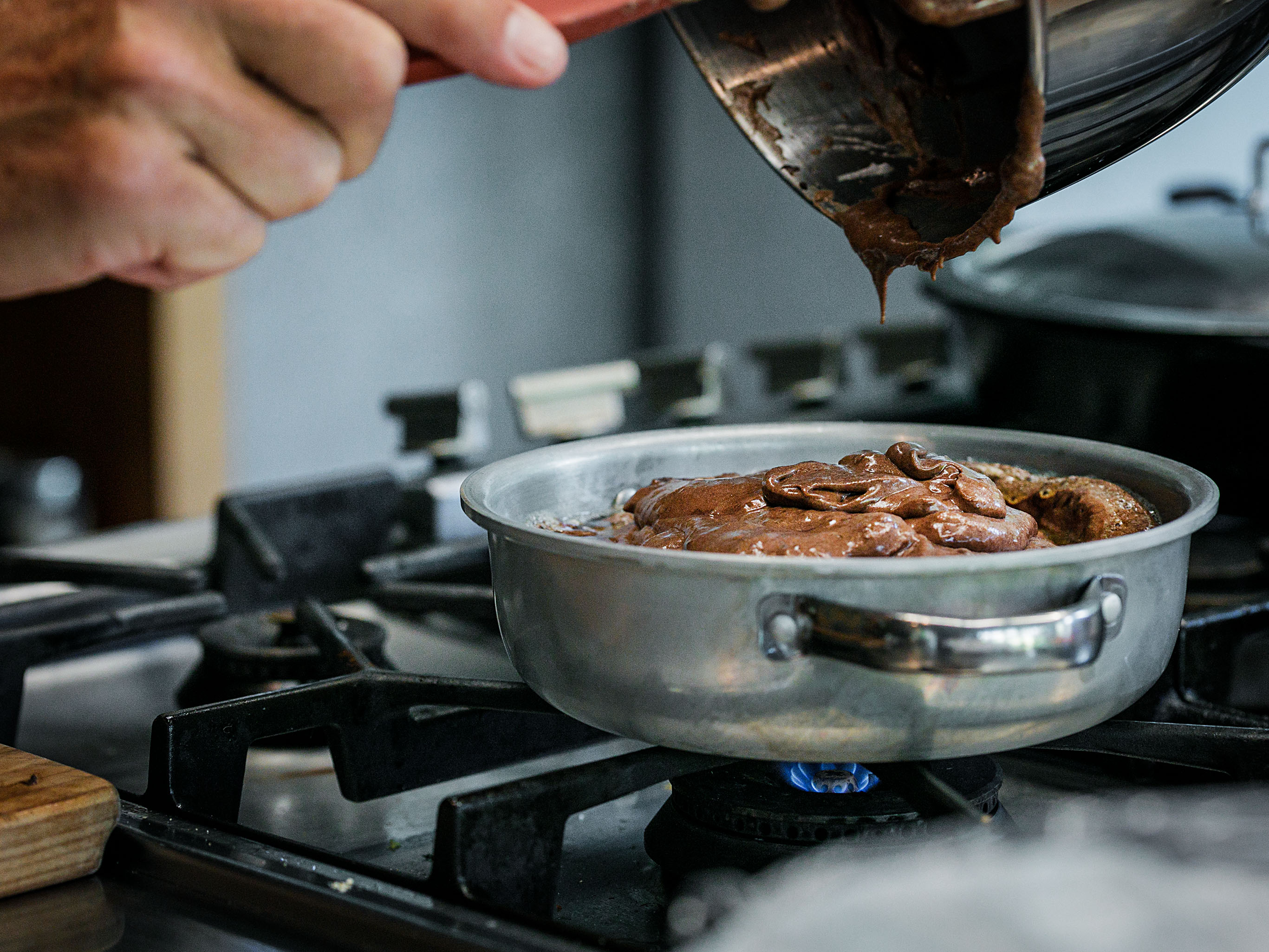 Schritt 2: Butter in einer Form oder Pfanne mit einem Durchmesser von 22 cm bei schwacher bis mittlerer Hitze erhitzen, die Schokoladenmasse hinzufügen und auf dem Herd braten 